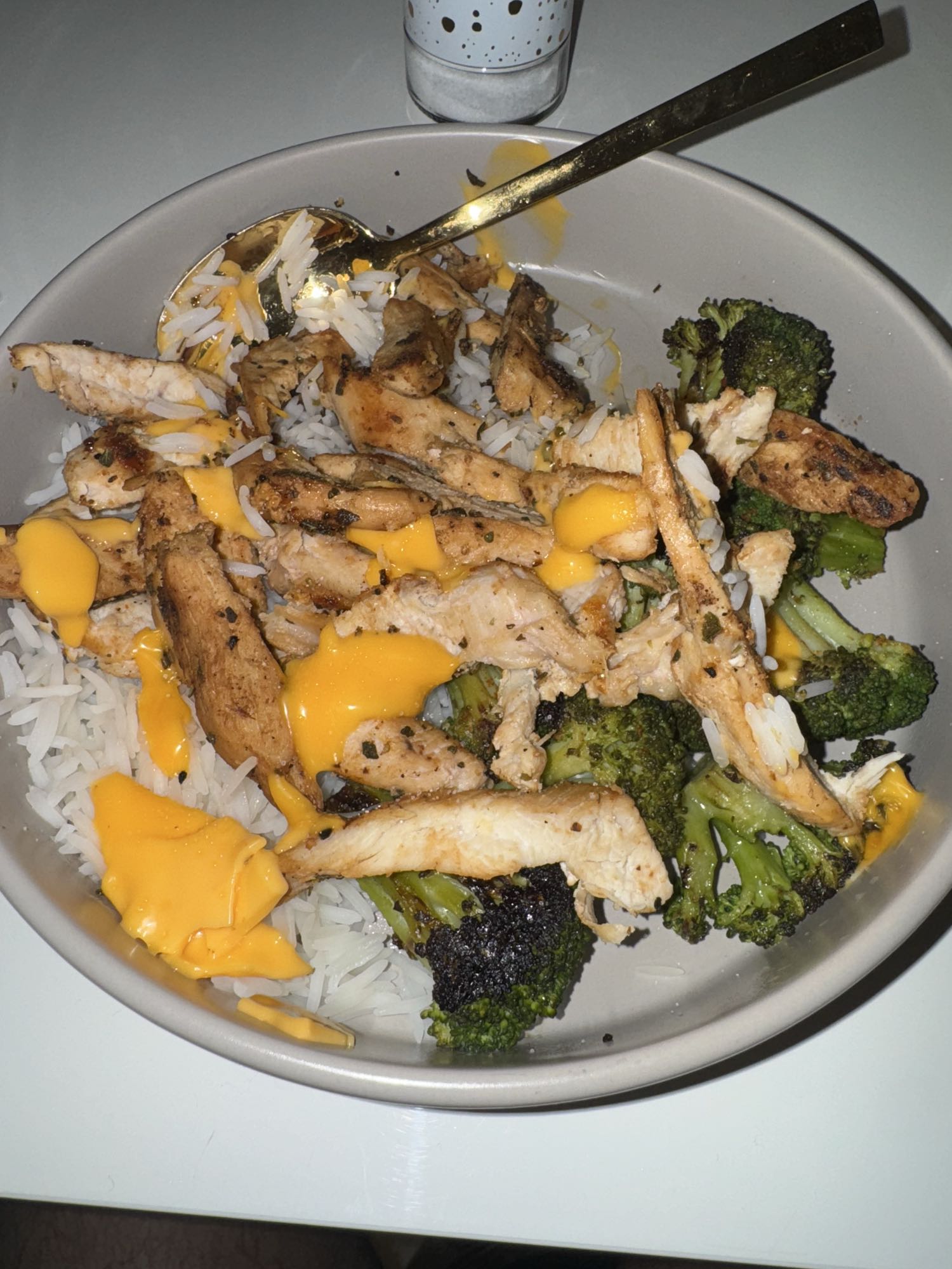 Hähnchen, Reis, Brokkoli, Käse