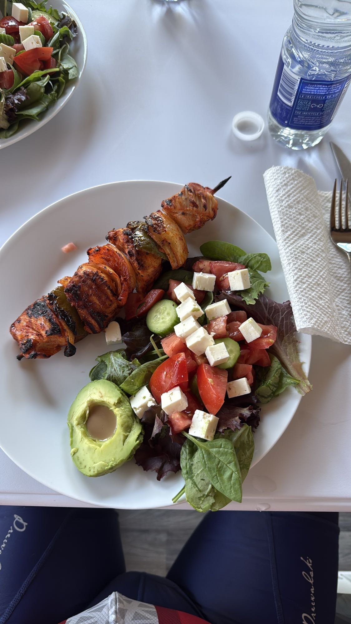Brochette de poulet et salade grecque