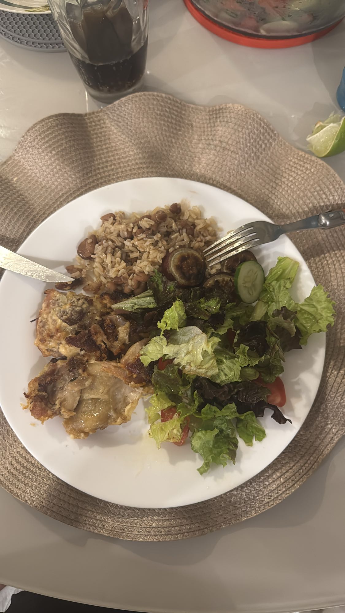 Frango com arroz e salada