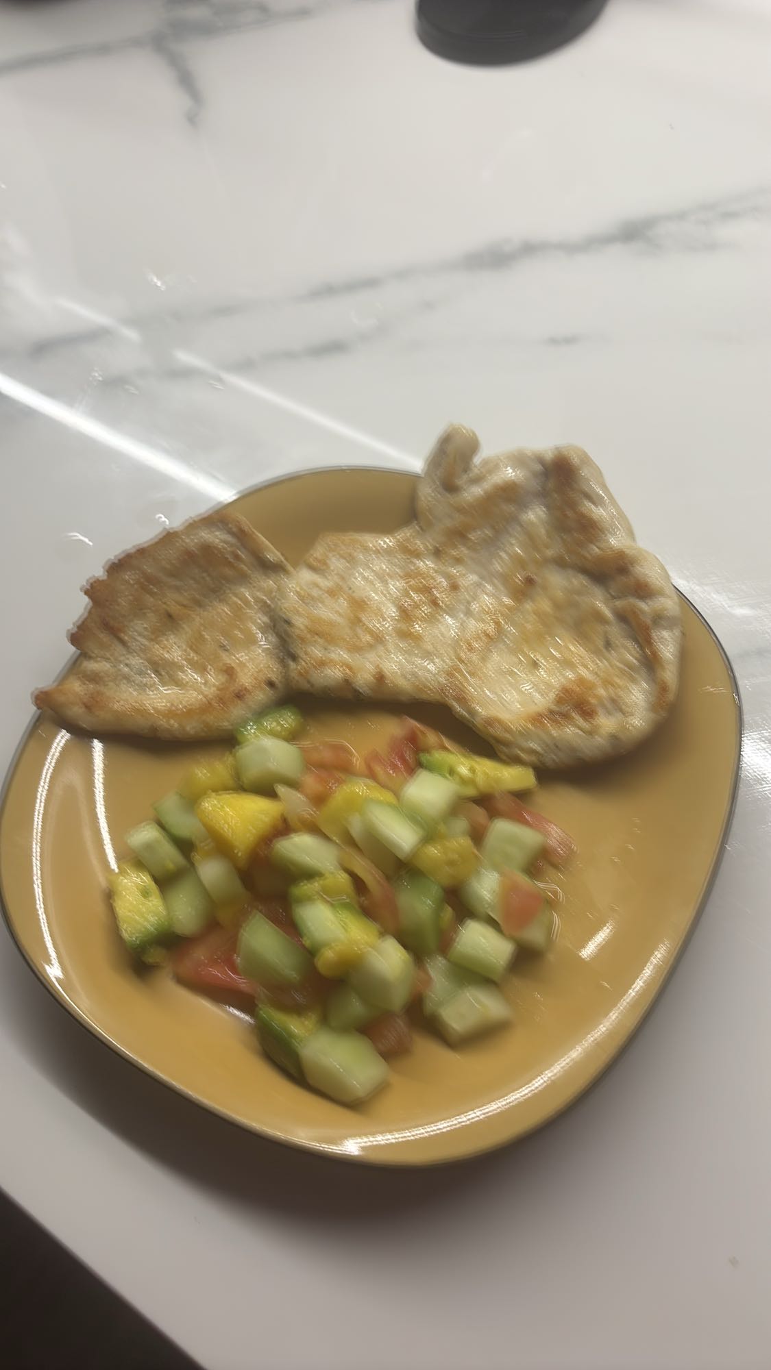 Pollo con ensalada fresca