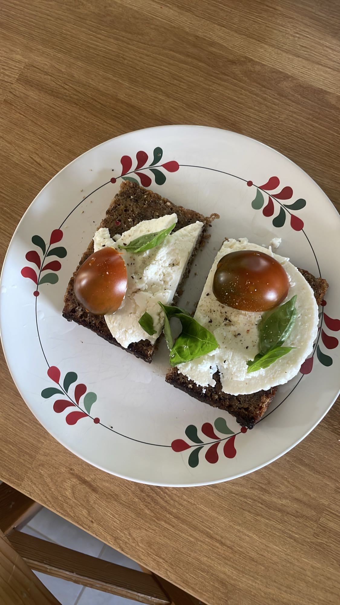 Kanapki z twarogiem i pomidorem