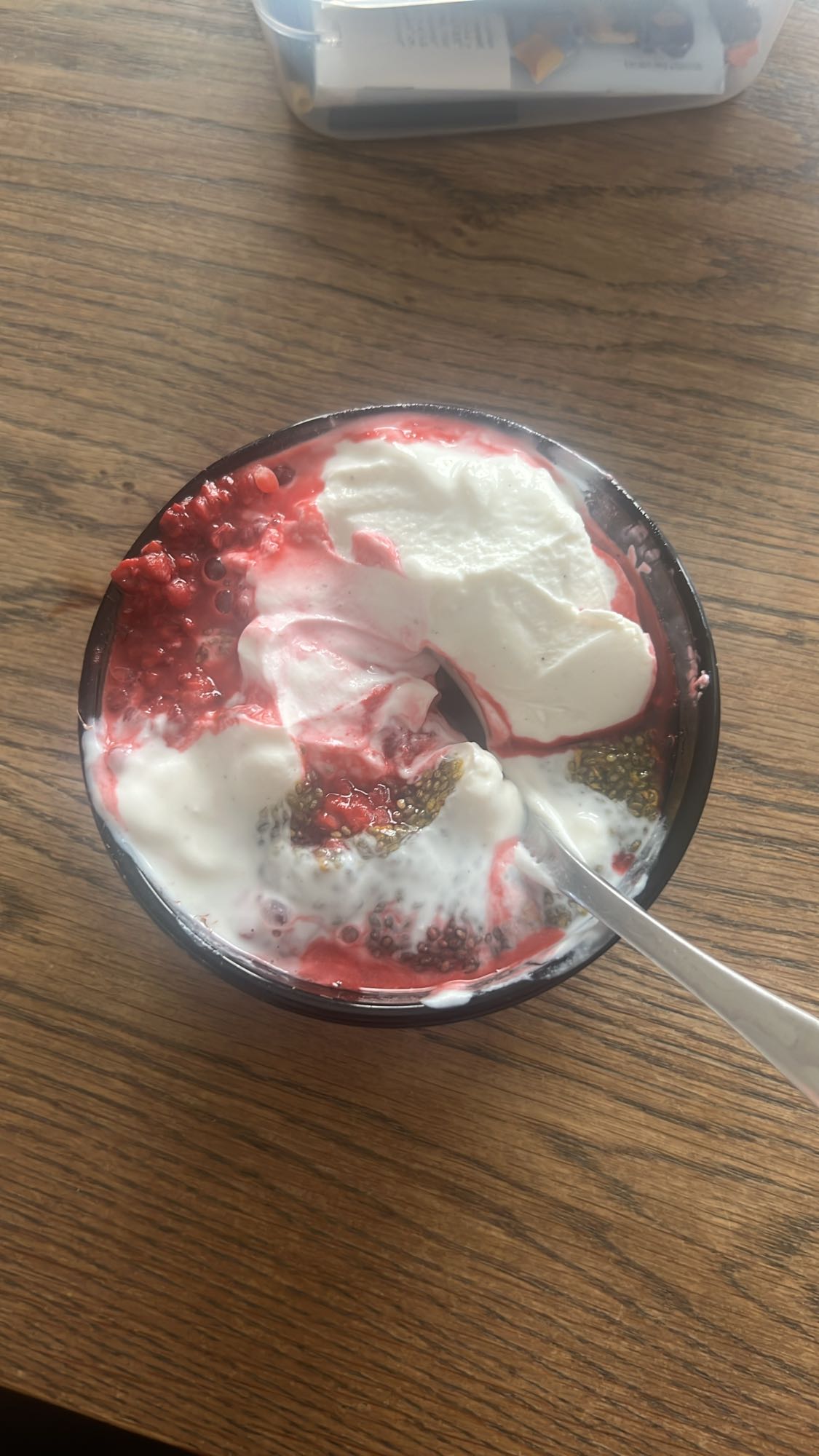 Yoghurt med bär & chia