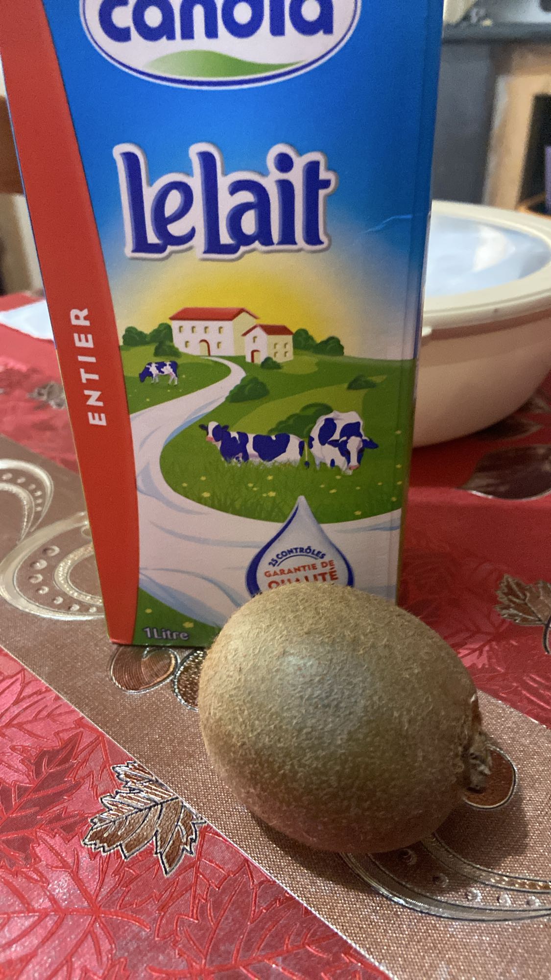 Lait entier et kiwi