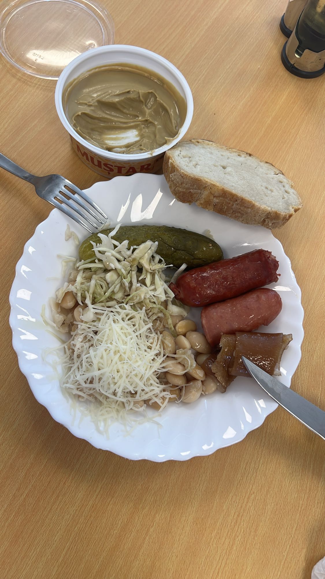 Platou cu fasole, cârnați și muștar