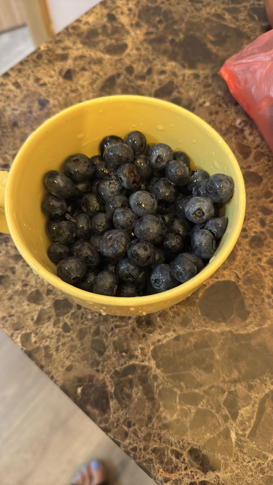 Afine proaspete în cană