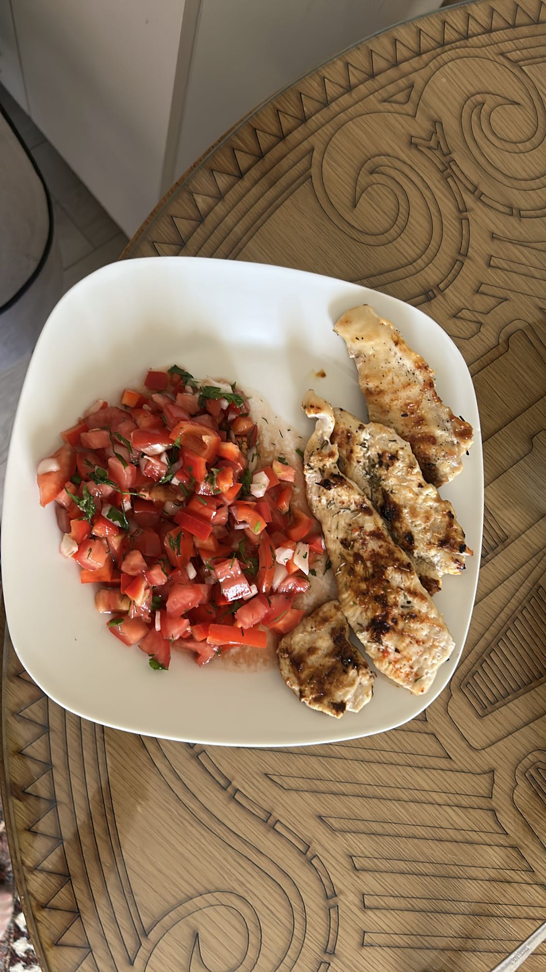 Piept de pui cu salată de roșii