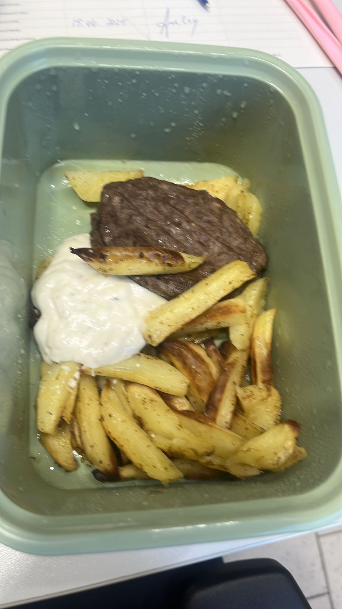 Cartofi prăjiți cu carne și sos