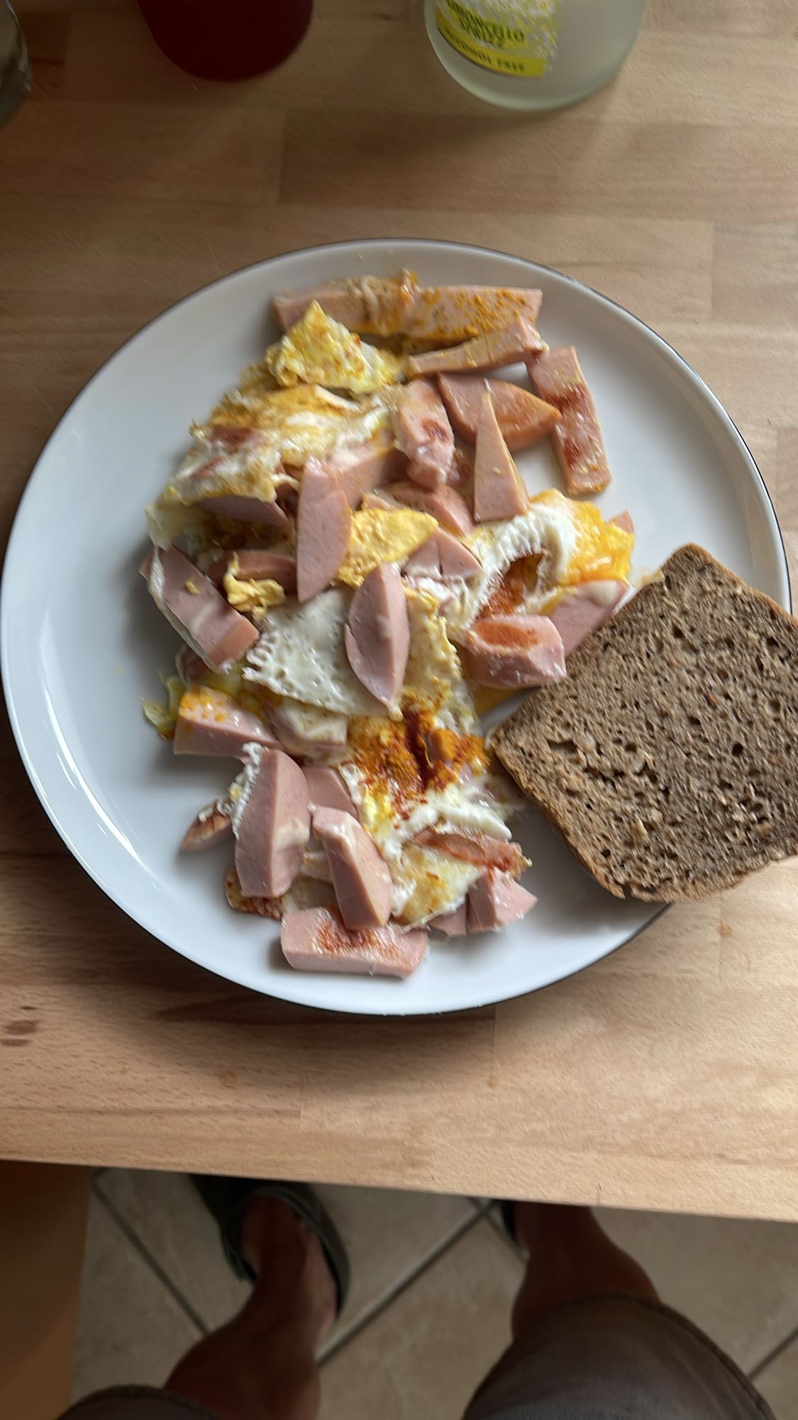 Eier mit Wurst und Brot