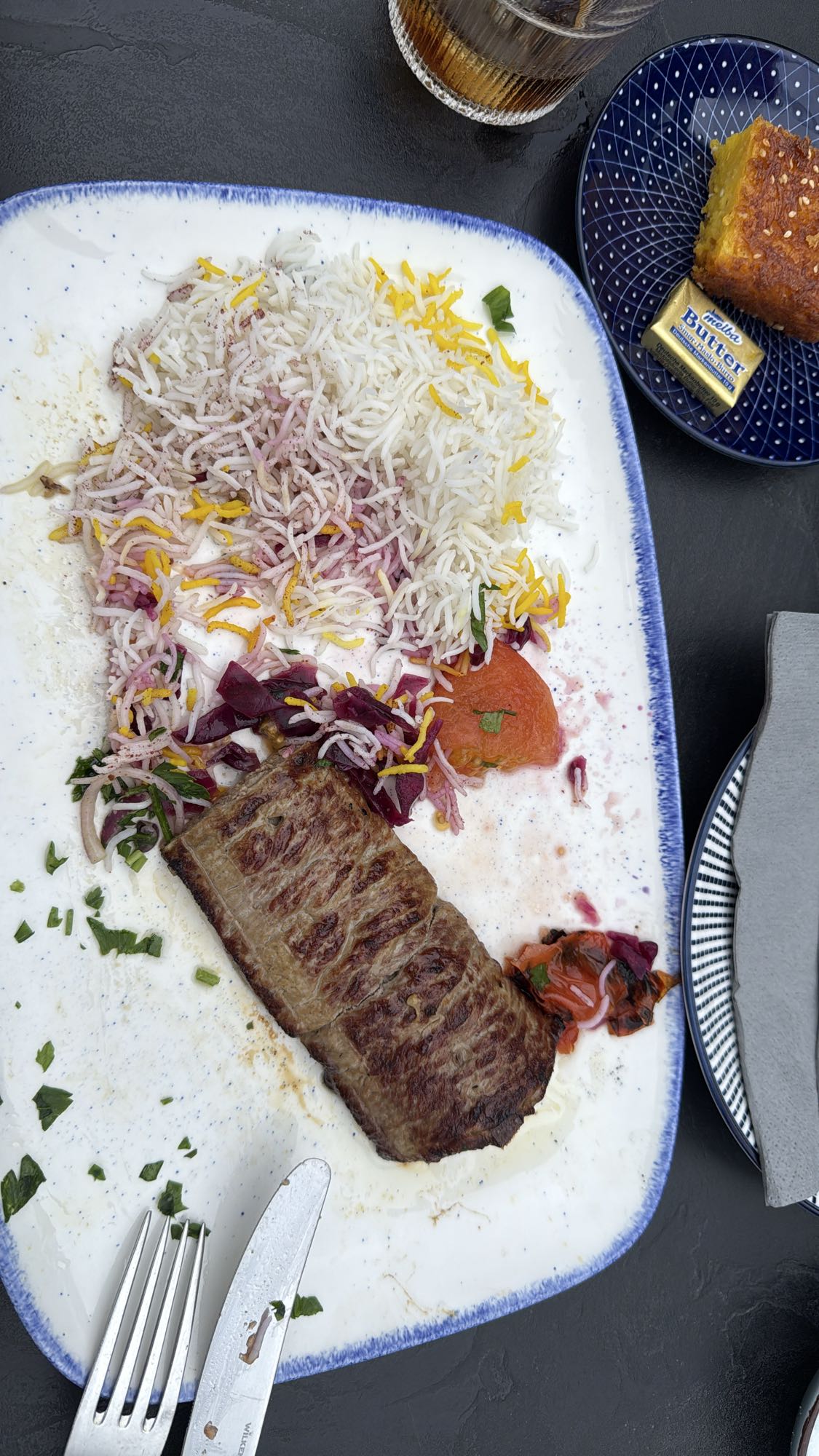 Kebab mit Reis und Tahdig