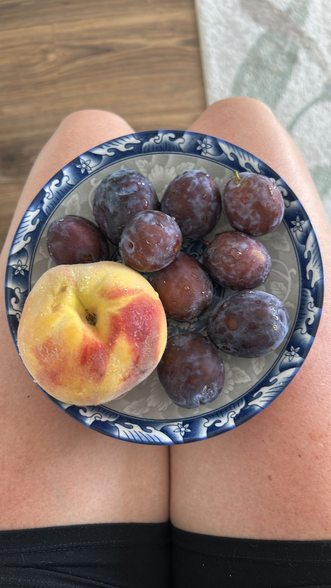 Gustare cu prune și piersică