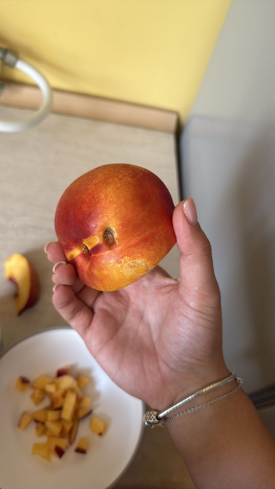 Нектарин нарезанный