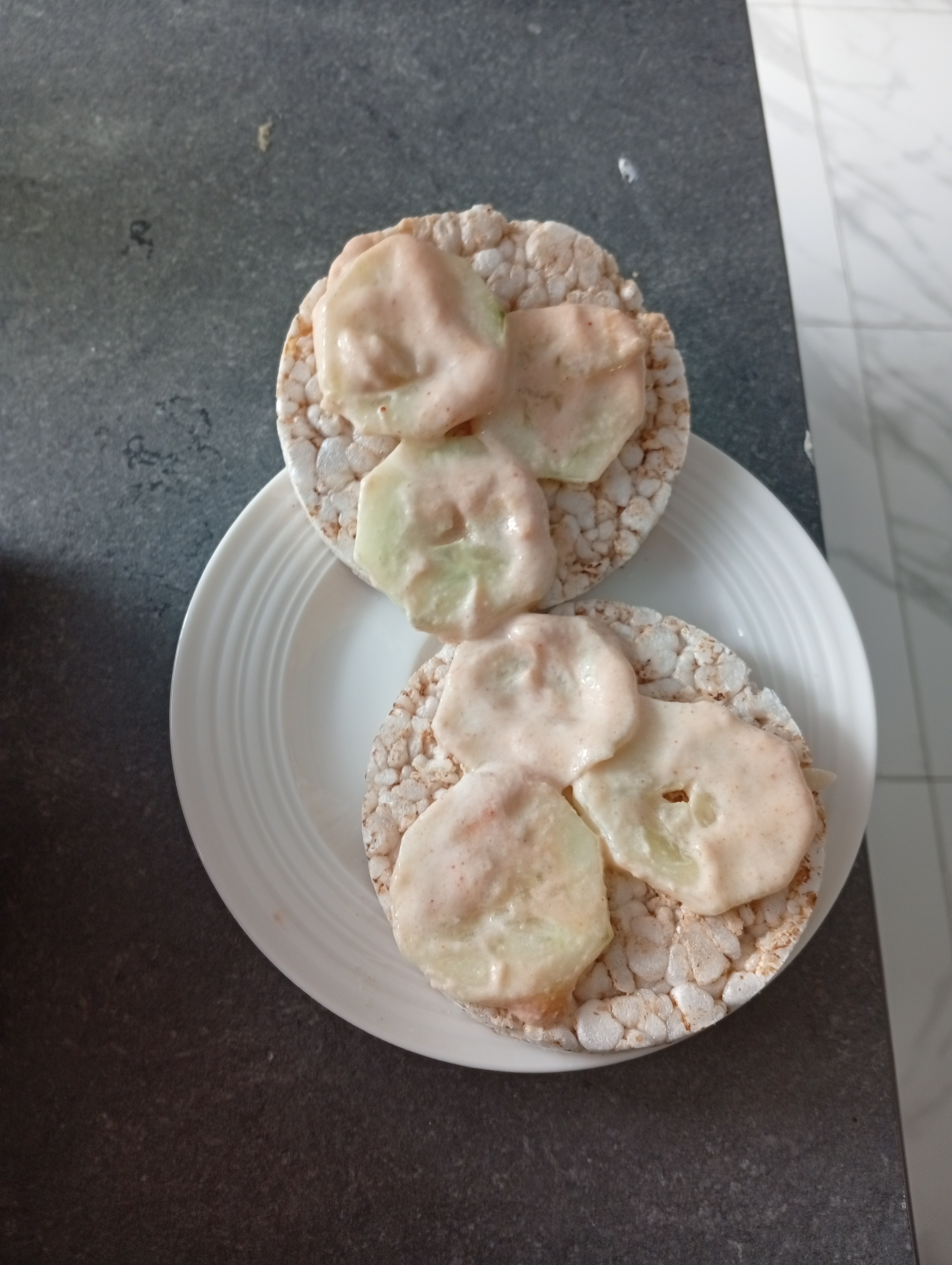 Rice cakes with cucumber