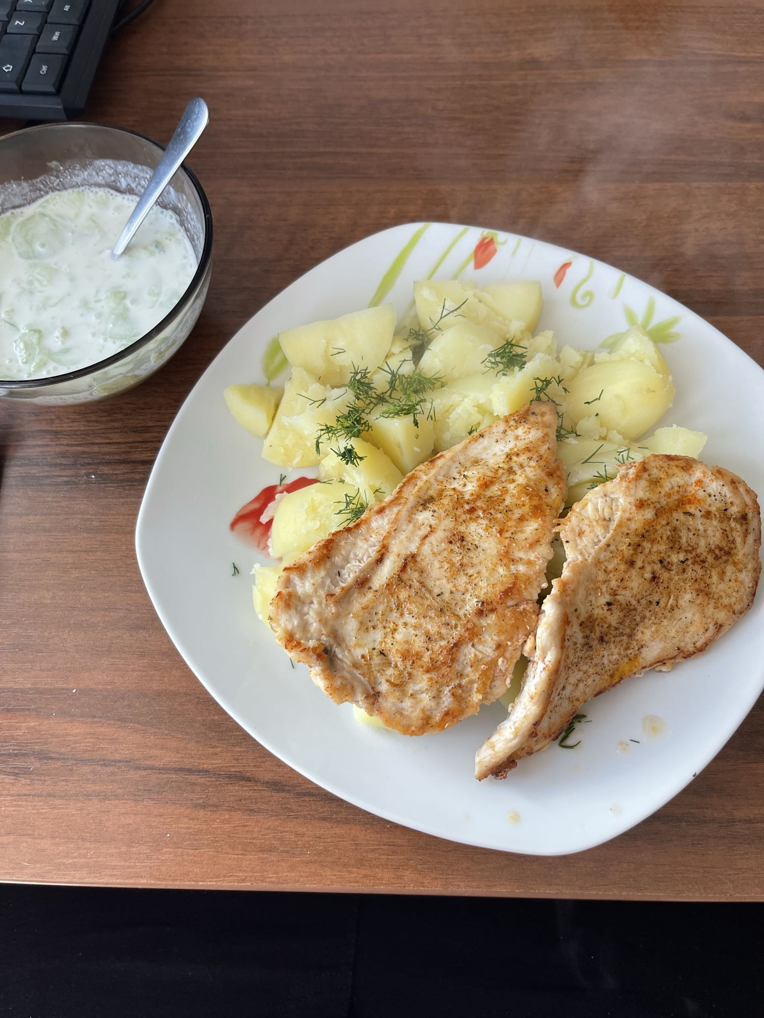 Kurczak z ziemniakami i mizerią