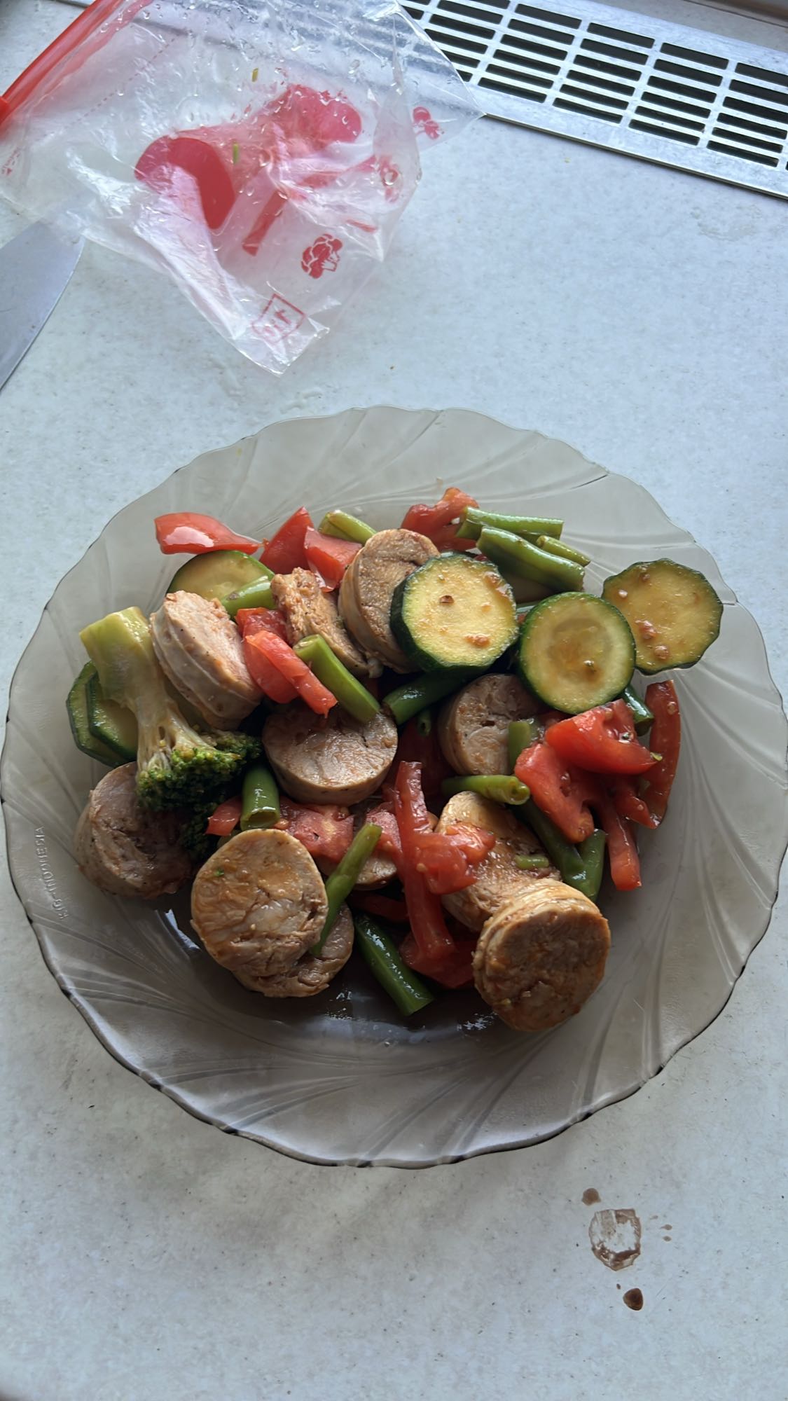 Овощи с куриной колбасой