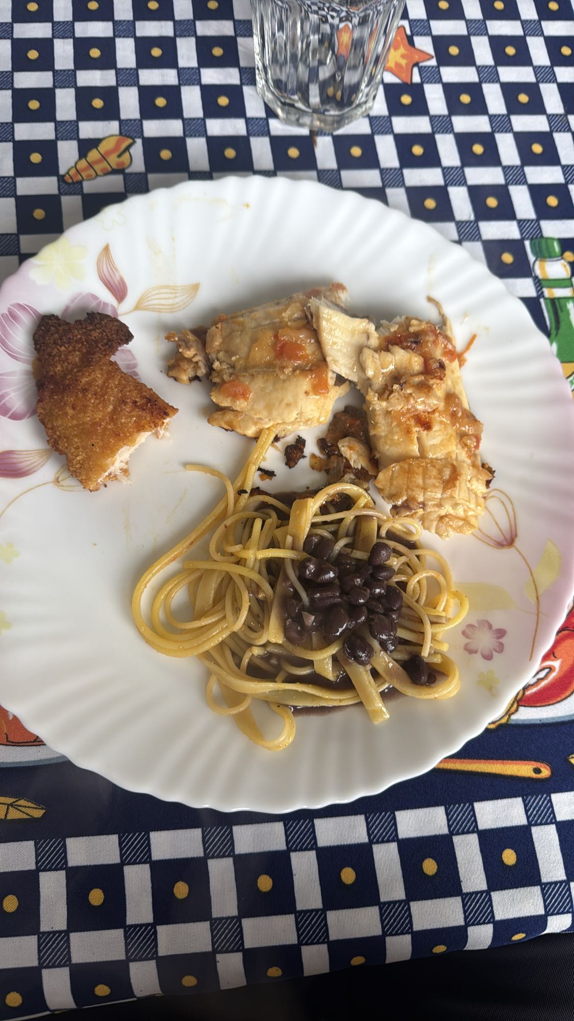 Frango, macarrão e feijão