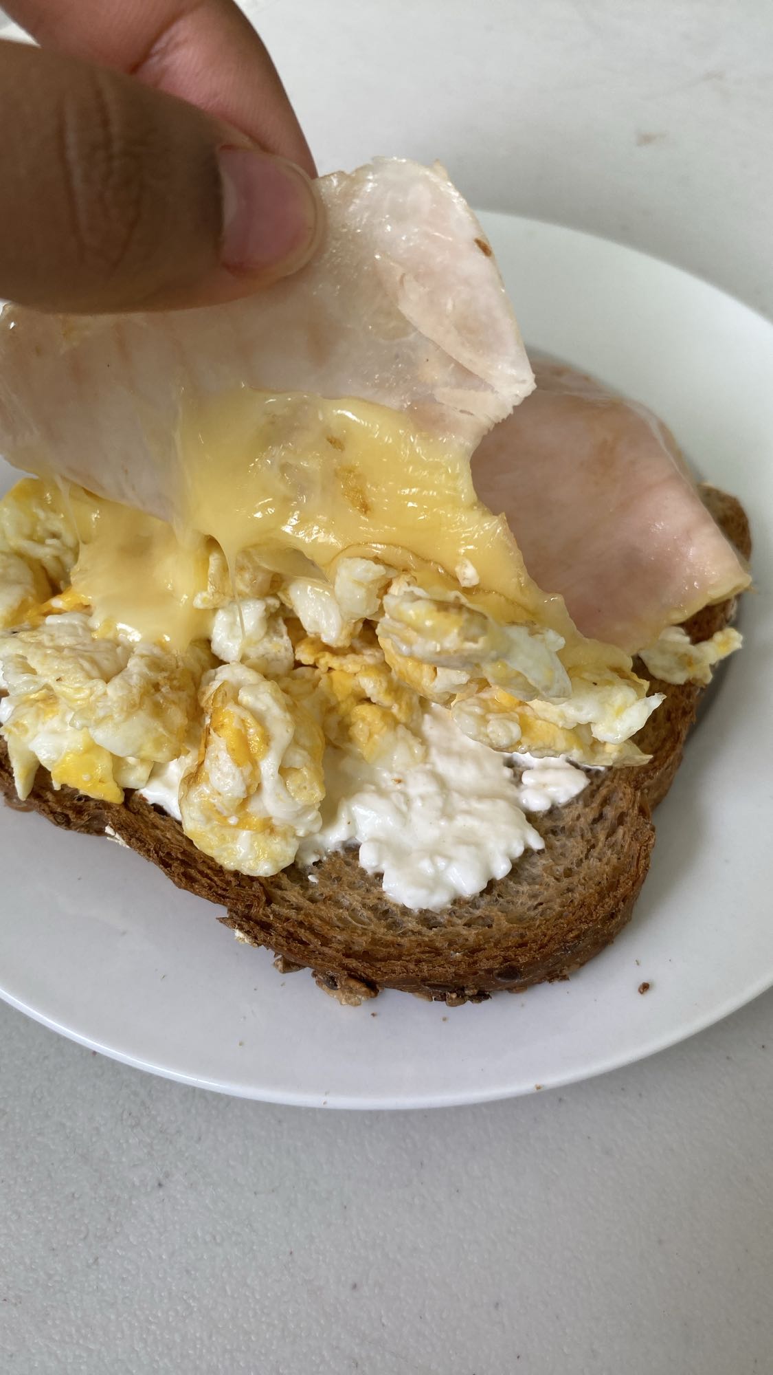 Tostada con huevo y pavo