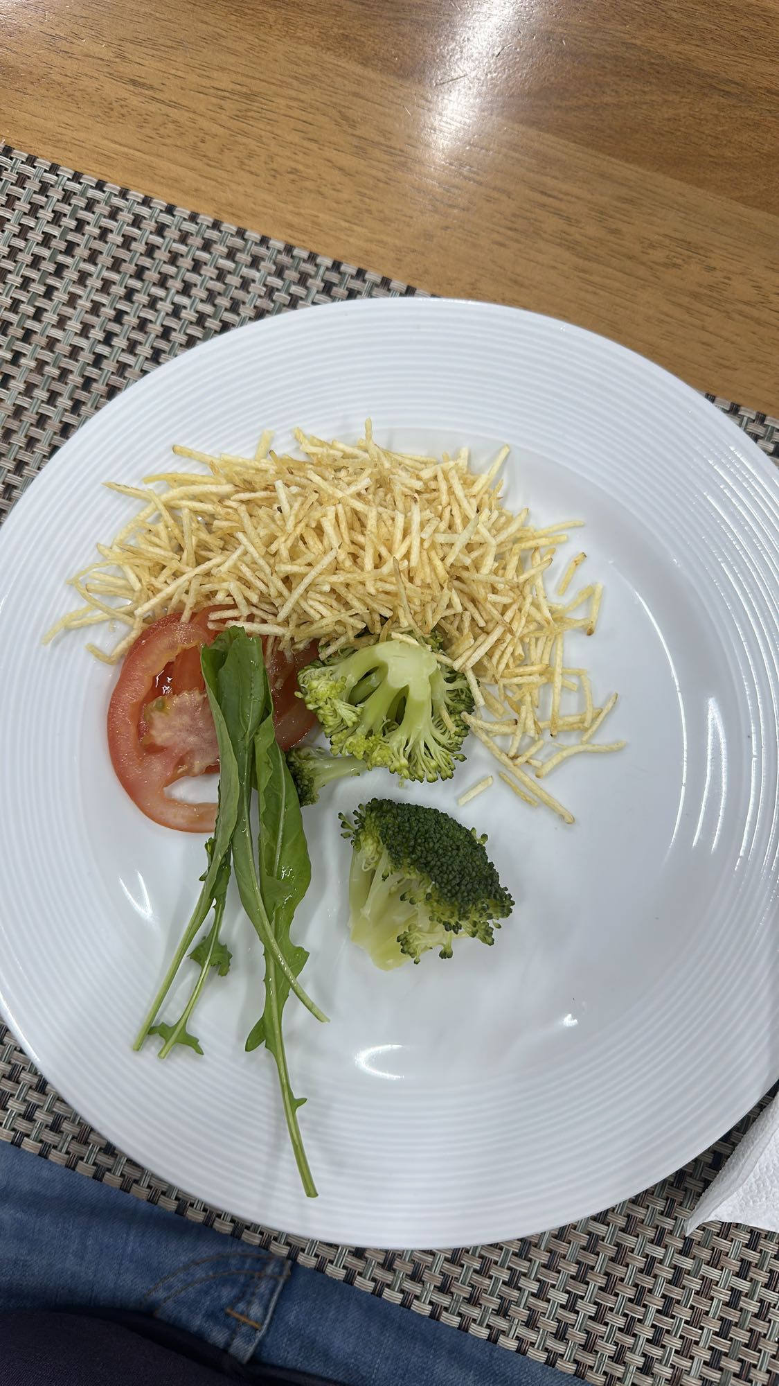 Salada com batata palha