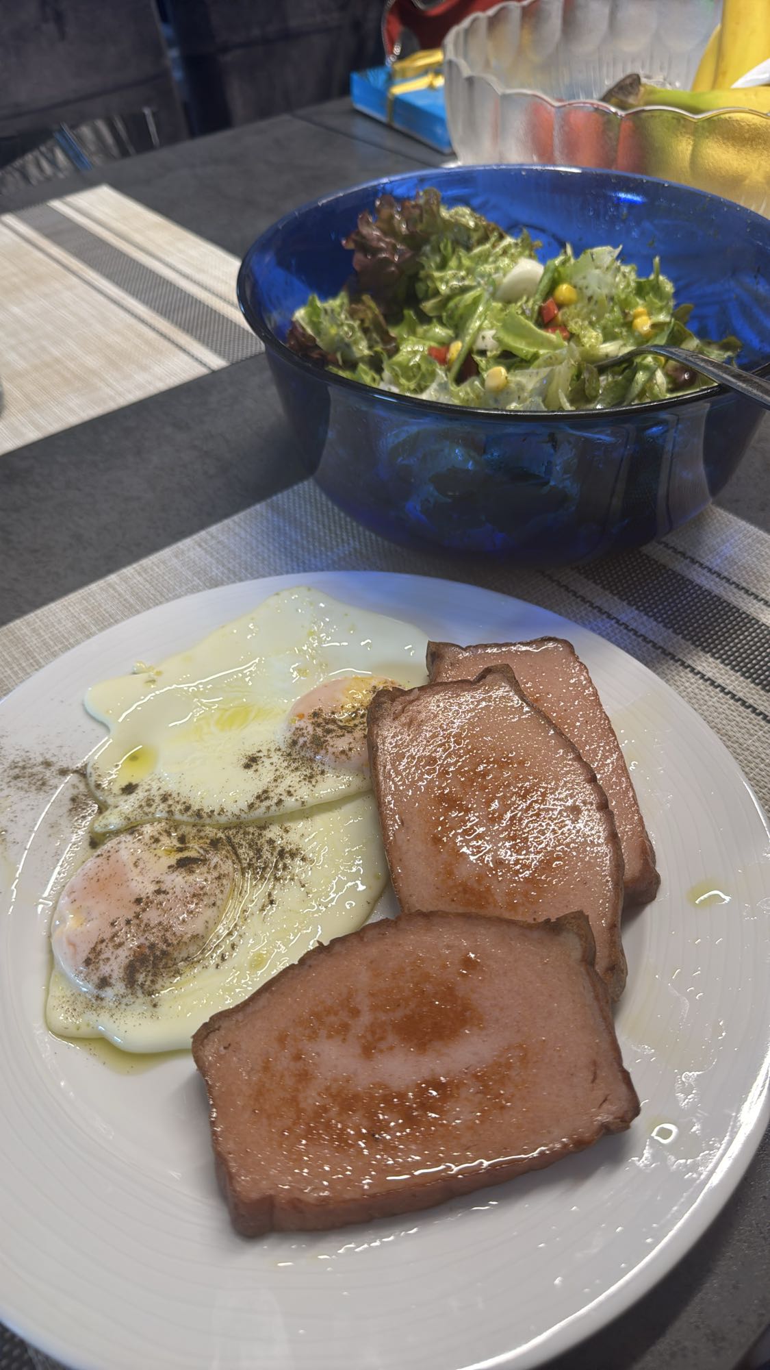 Eier mit Wurst und Salat