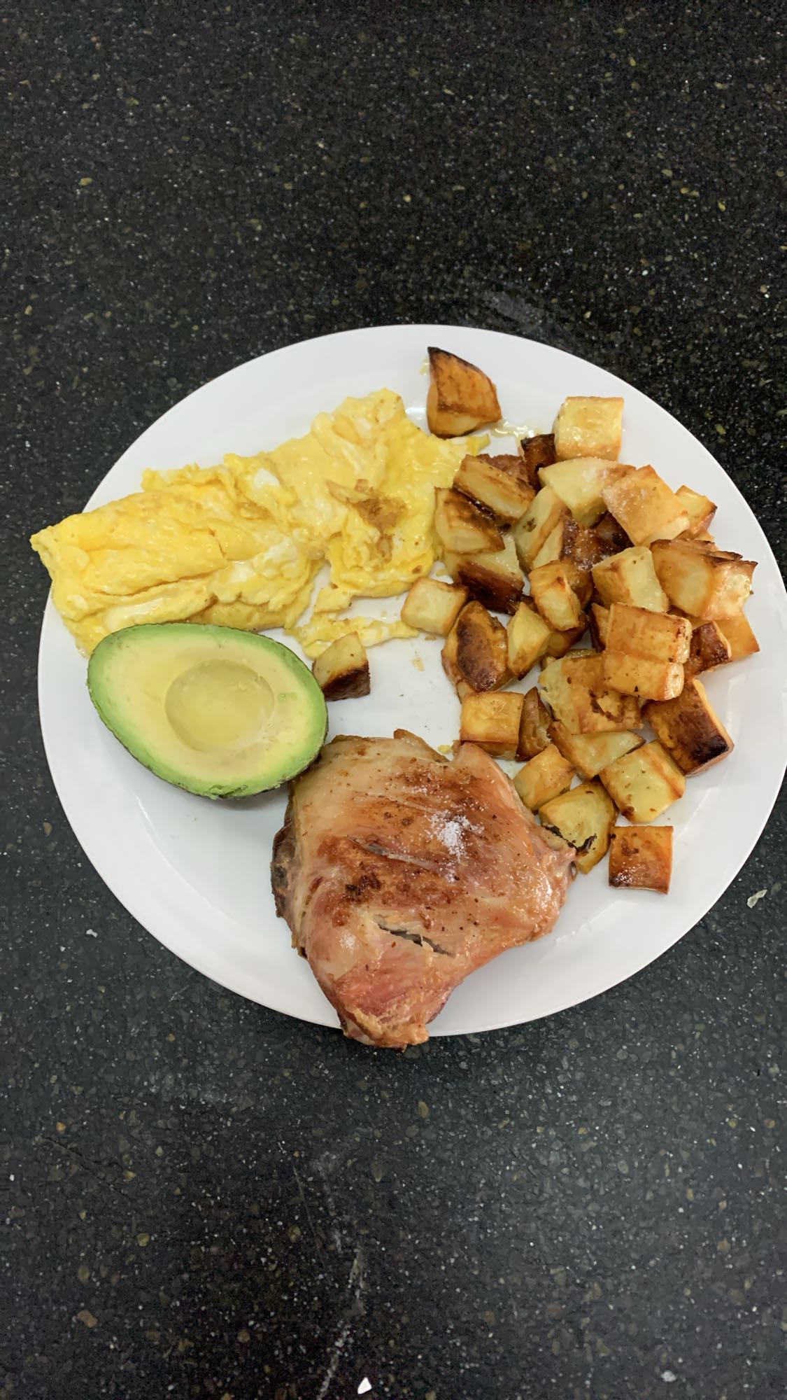 Pollo, papas, huevo y aguacate