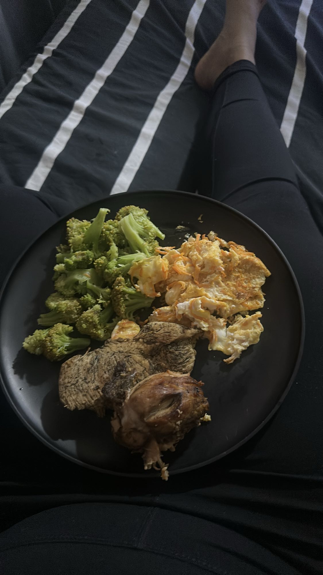 Pollo, brócoli y huevo