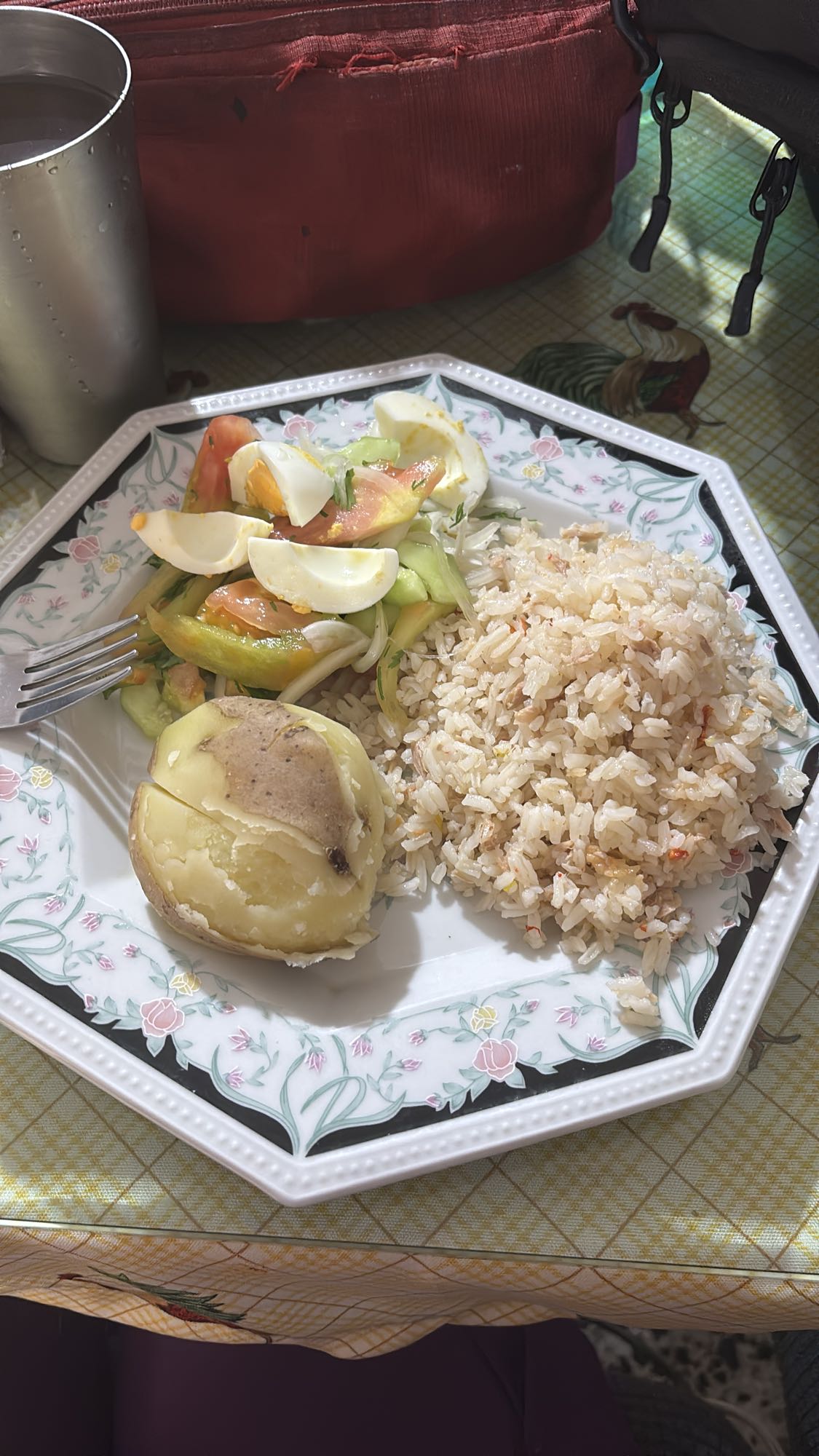 Arroz con ensalada y papa