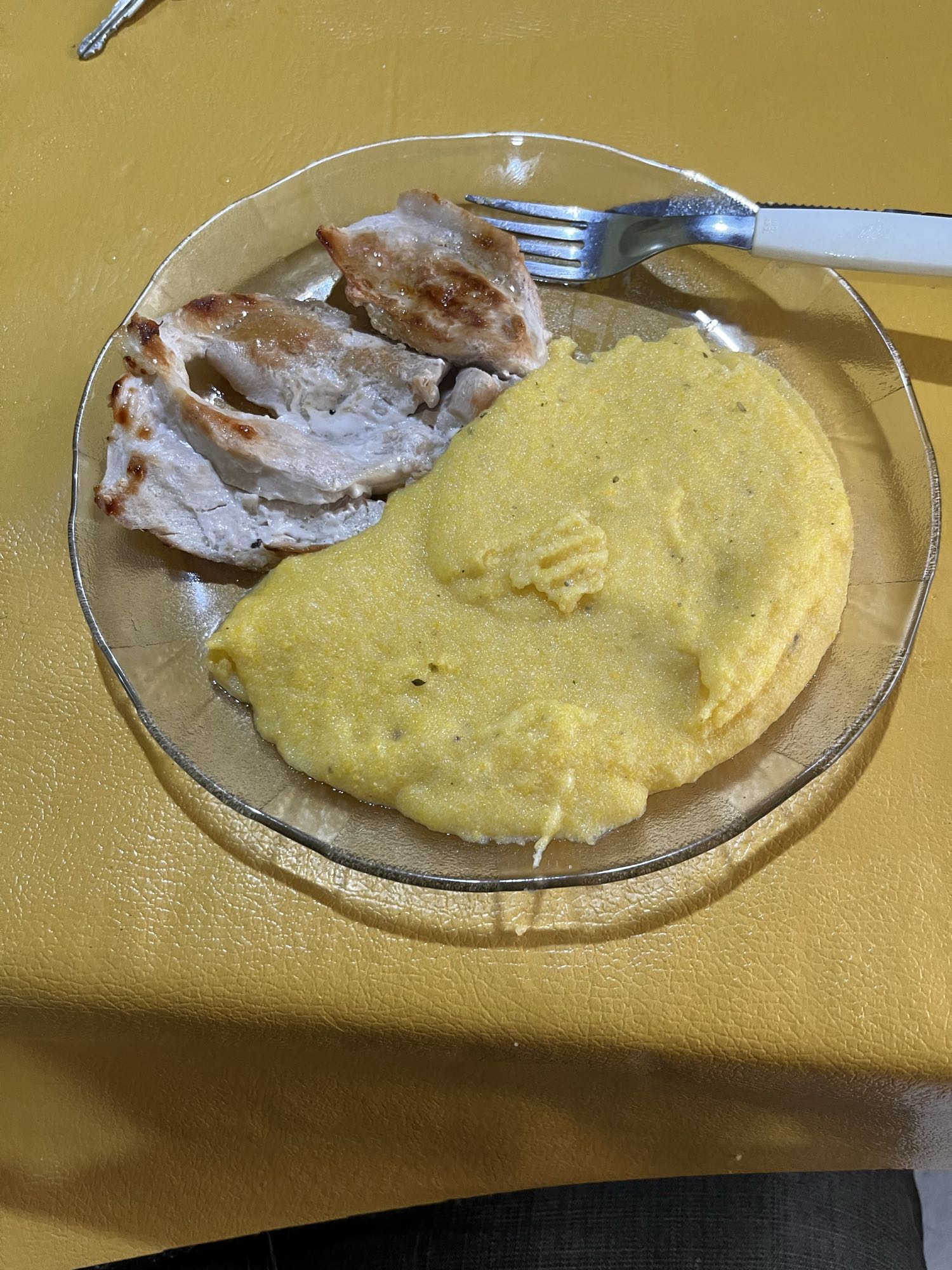 Pollo a la plancha con polenta y jugo de limón