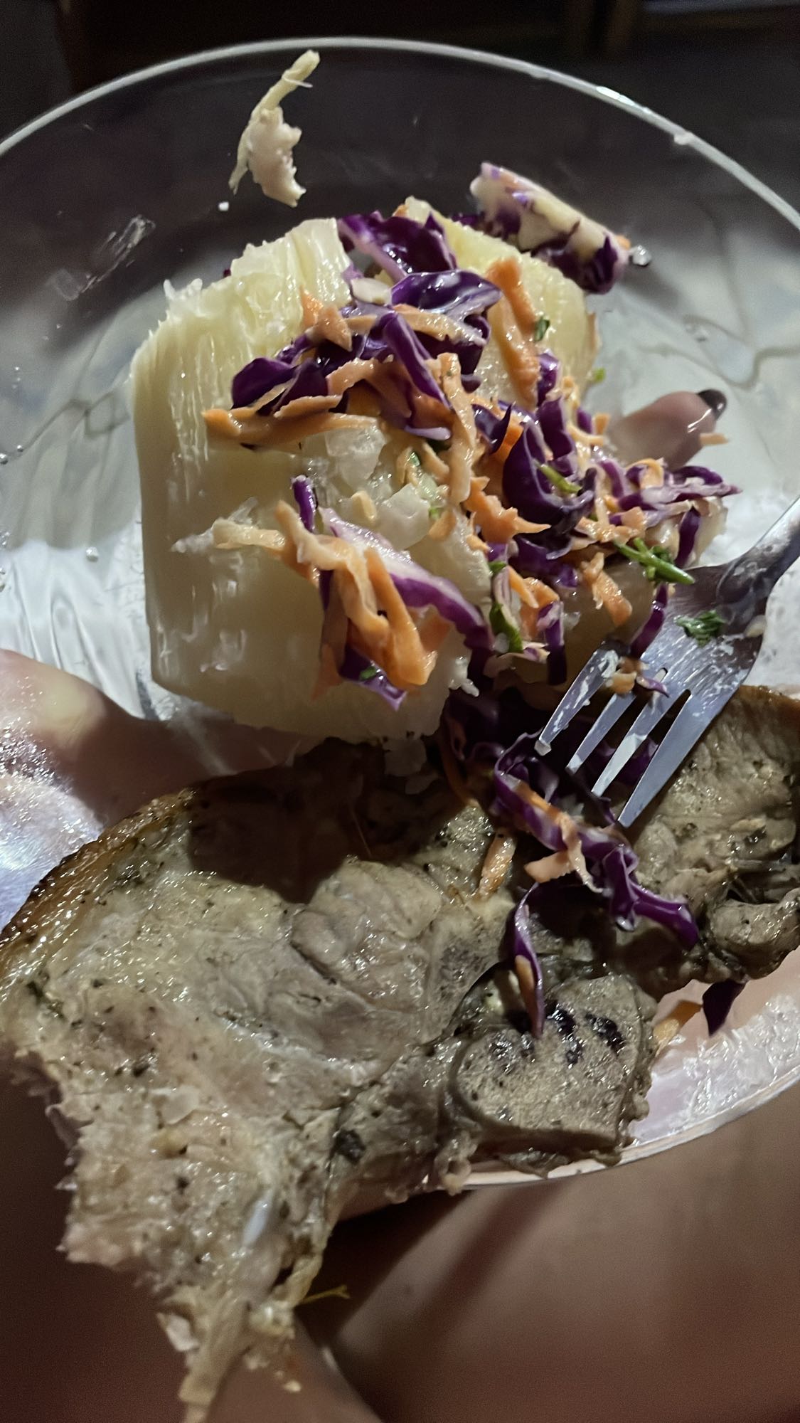 cerdo con yuca y ensalada