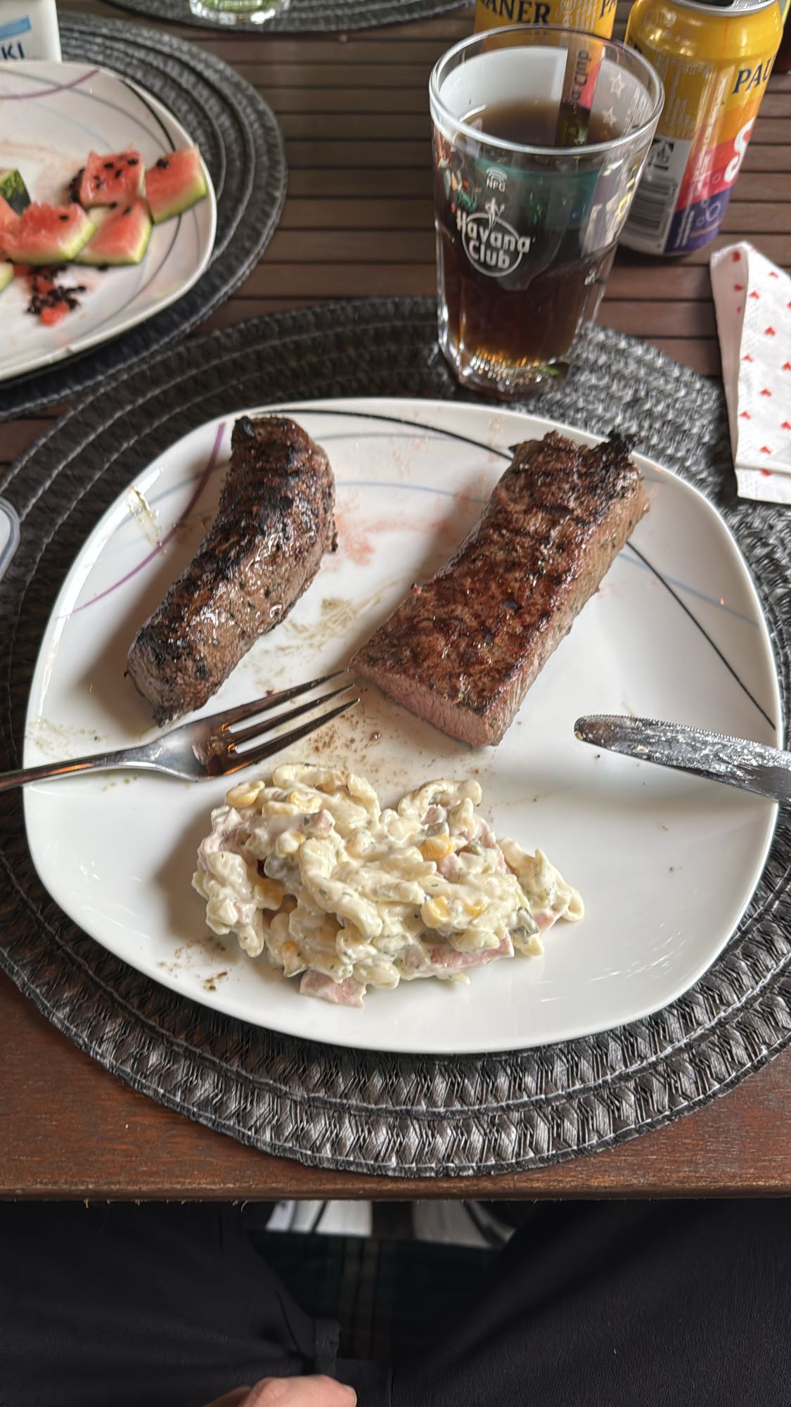 Gegrilltes Steak mit Nudelsalat