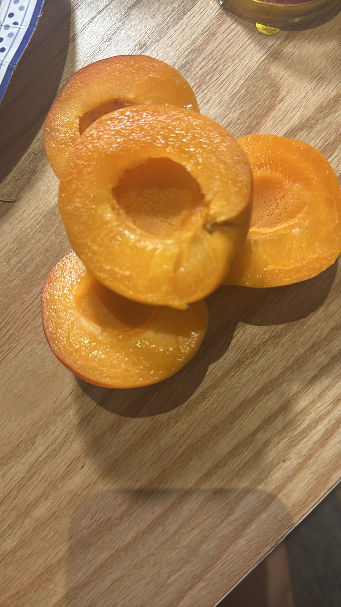 Свежий абрикос