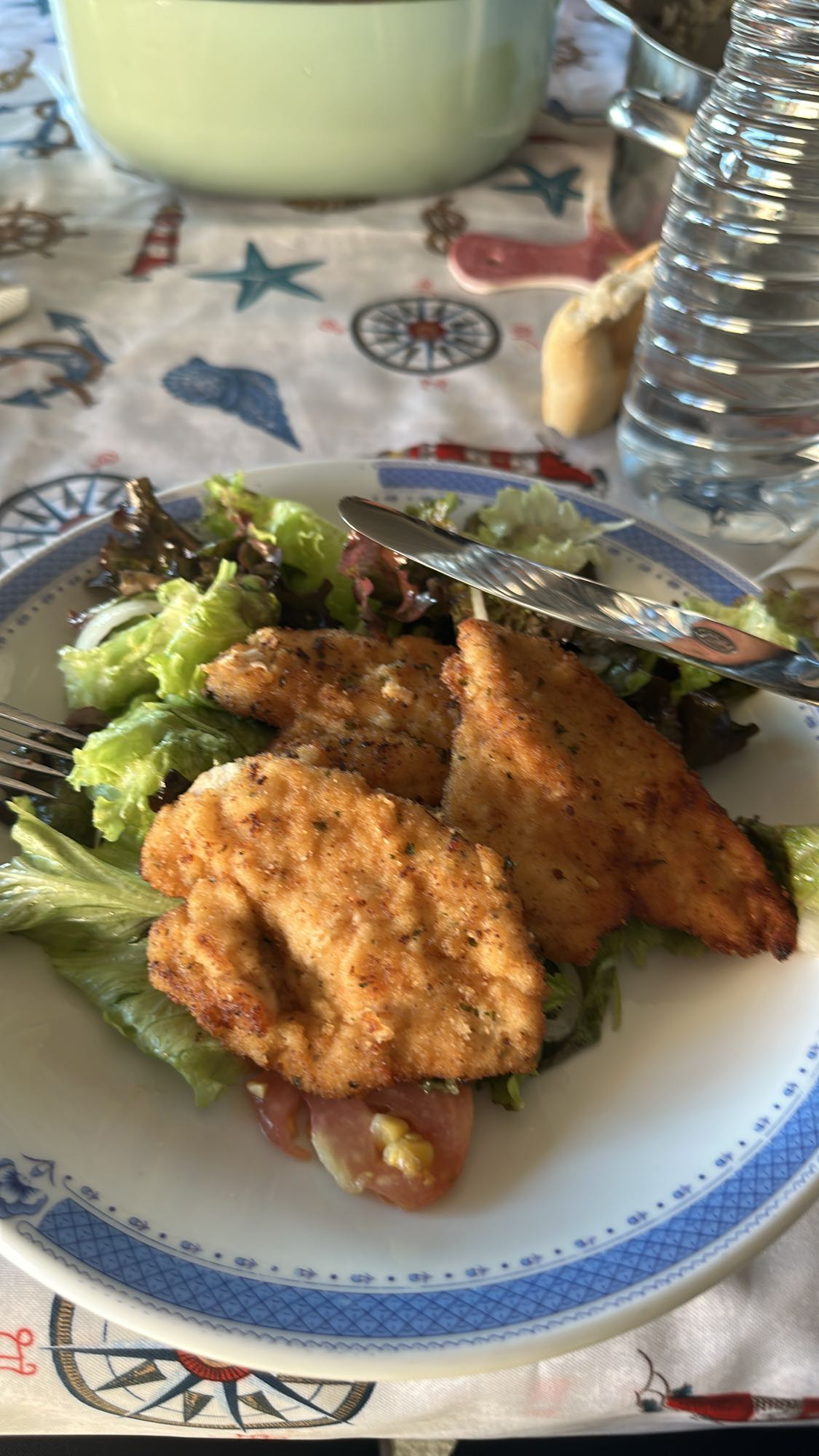 Frango empanado com salada