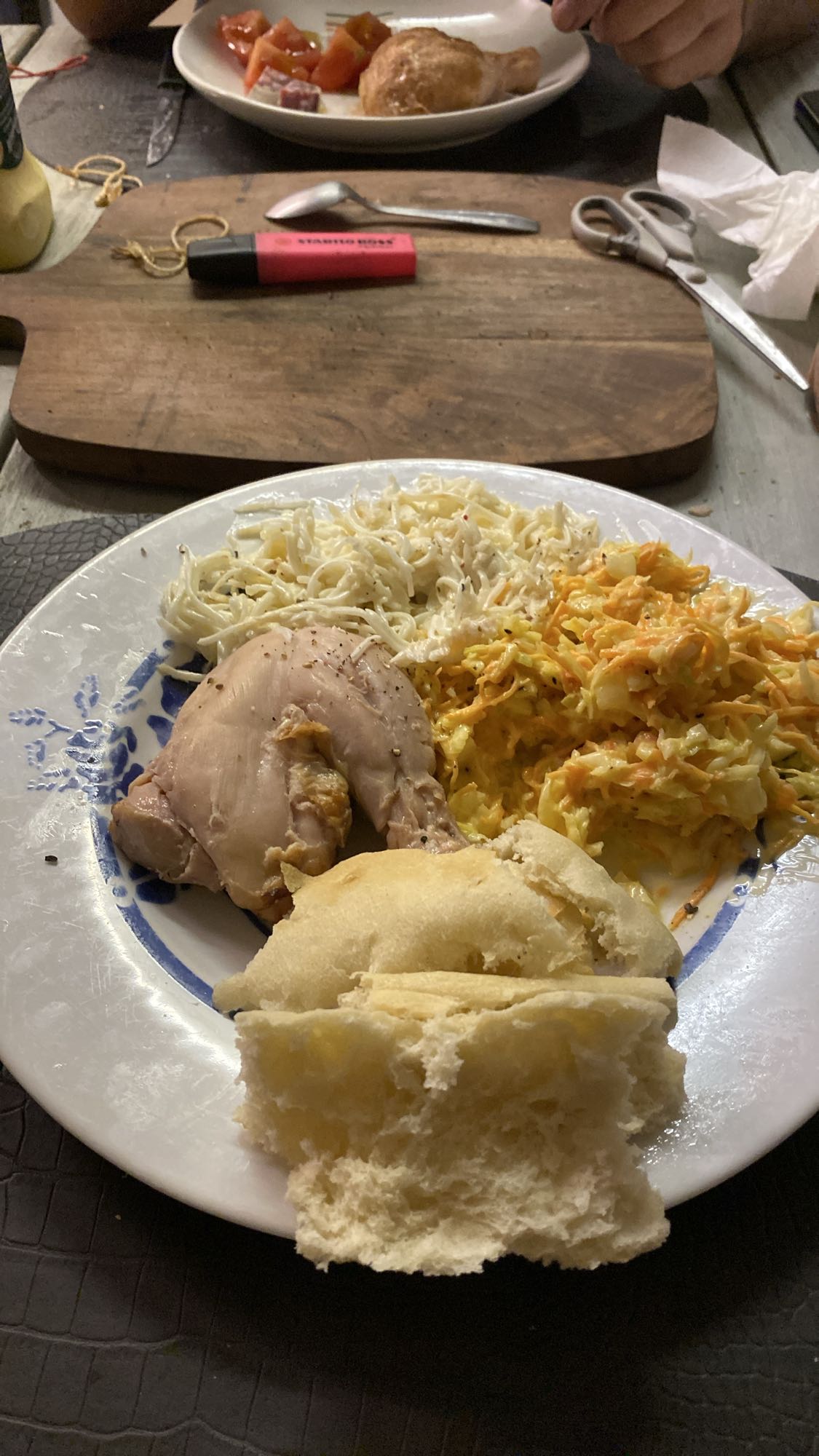 Poulet, salade, pain