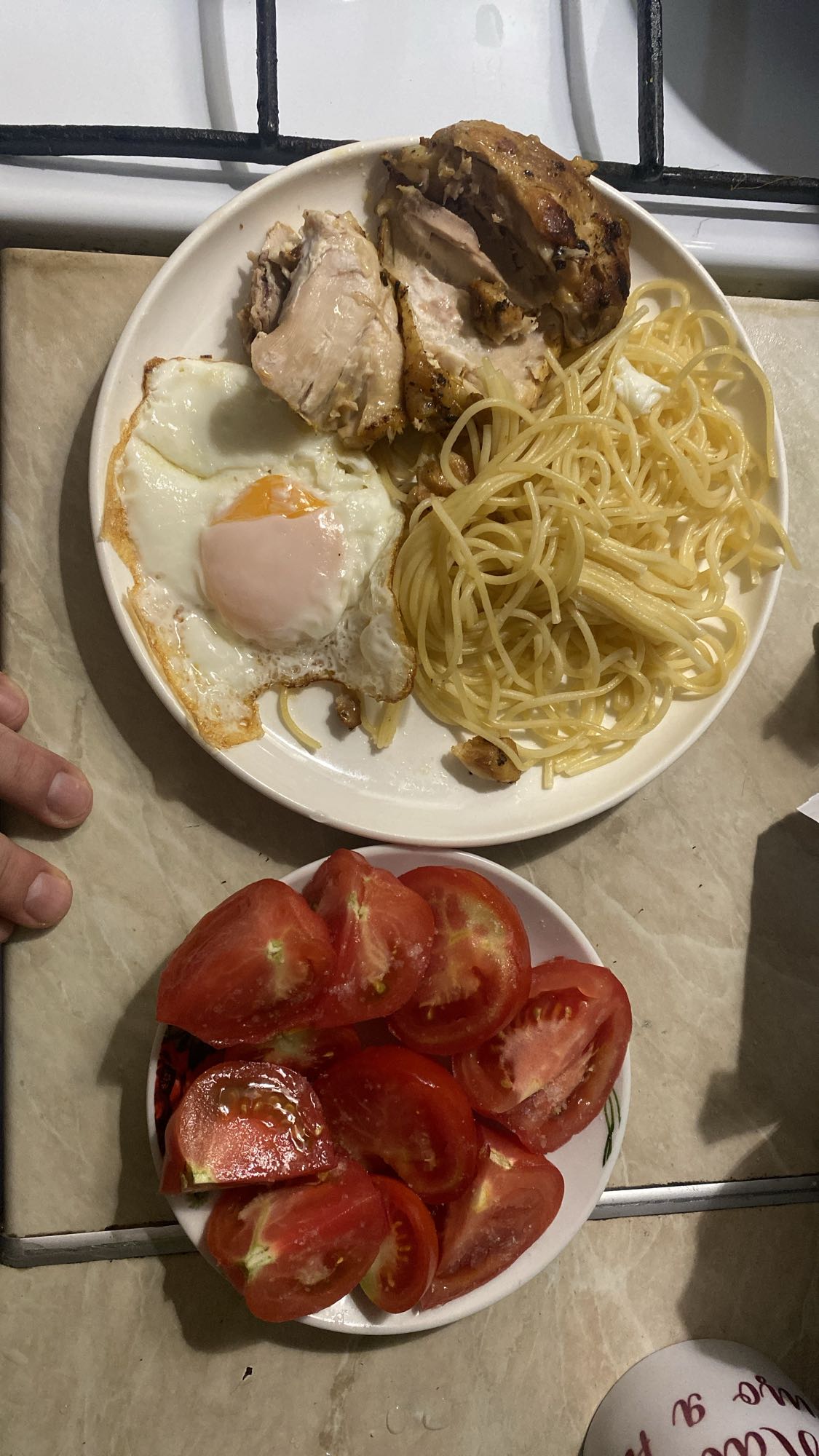 Курица с макаронами и яйцом