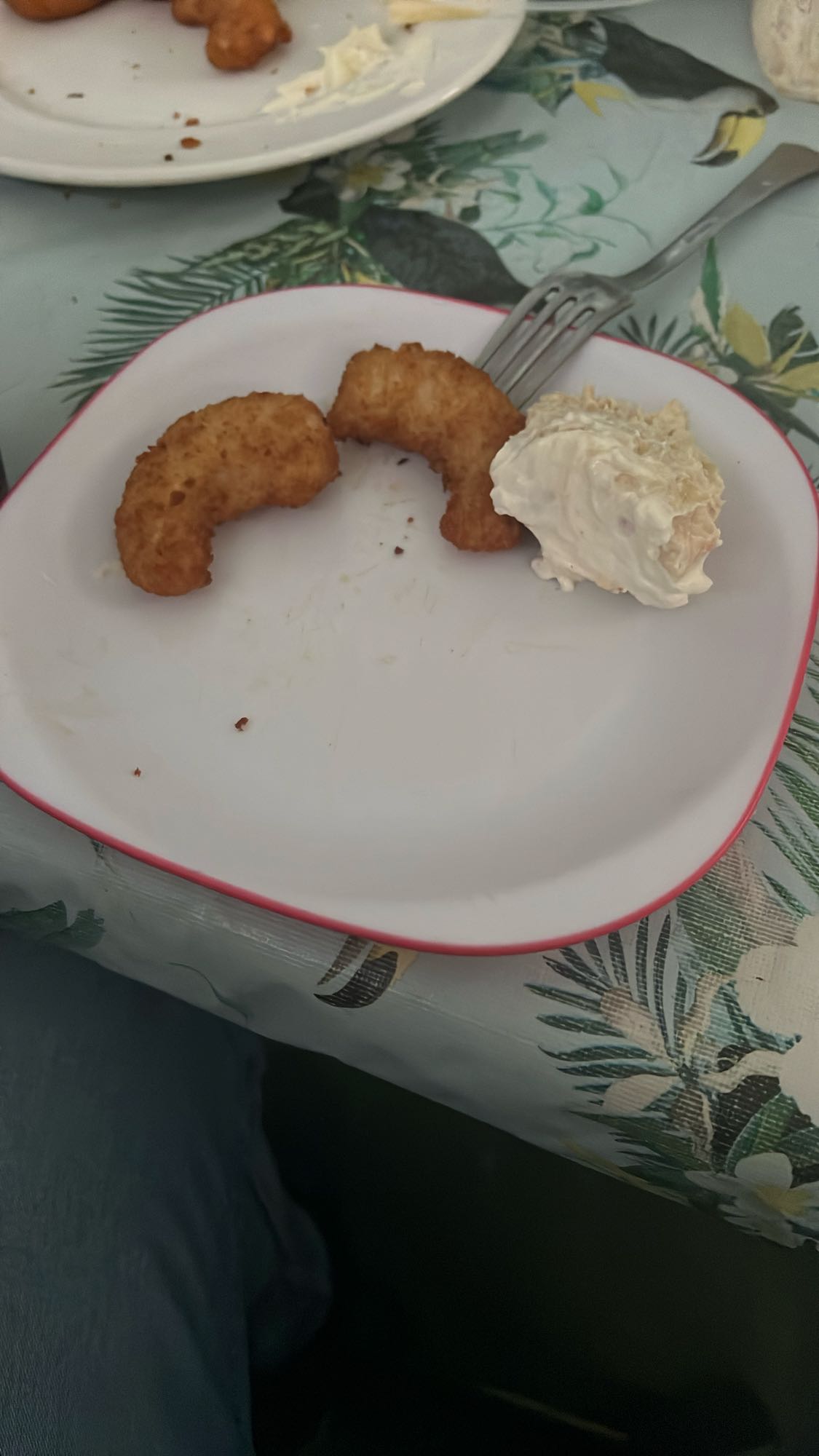 aros de cebolla y ensalada