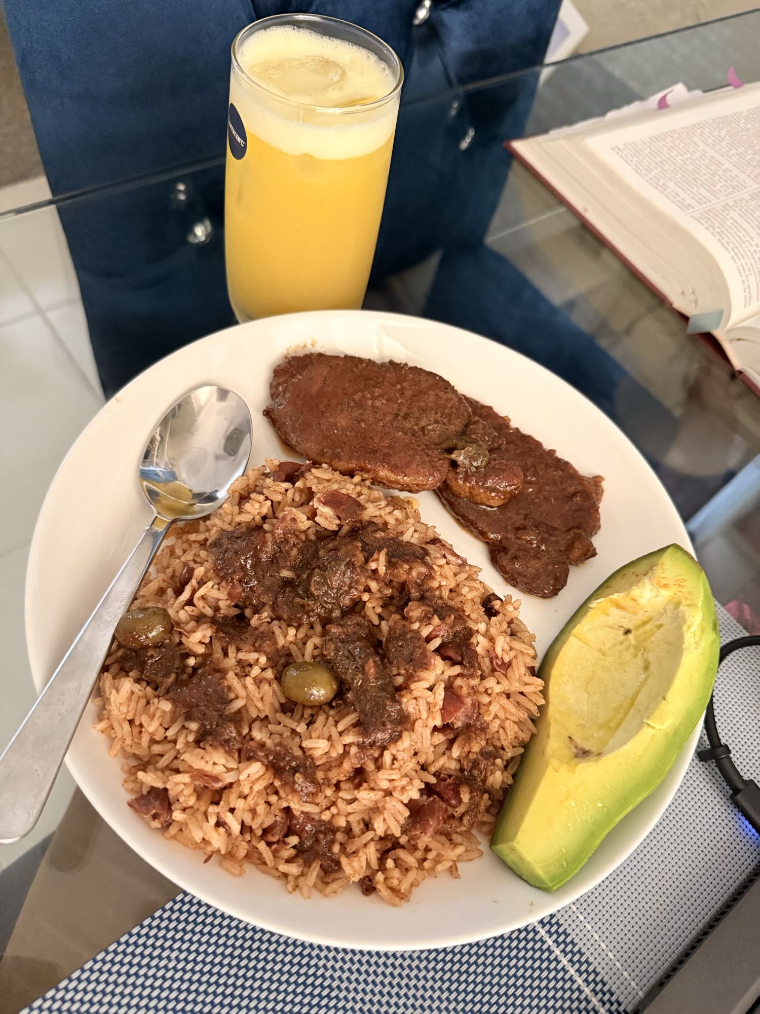arroz carne jugo y aguacate