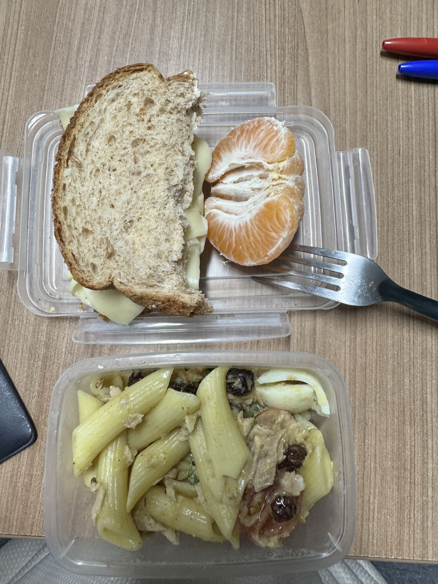 Sanduíche, macarrão e tangerina