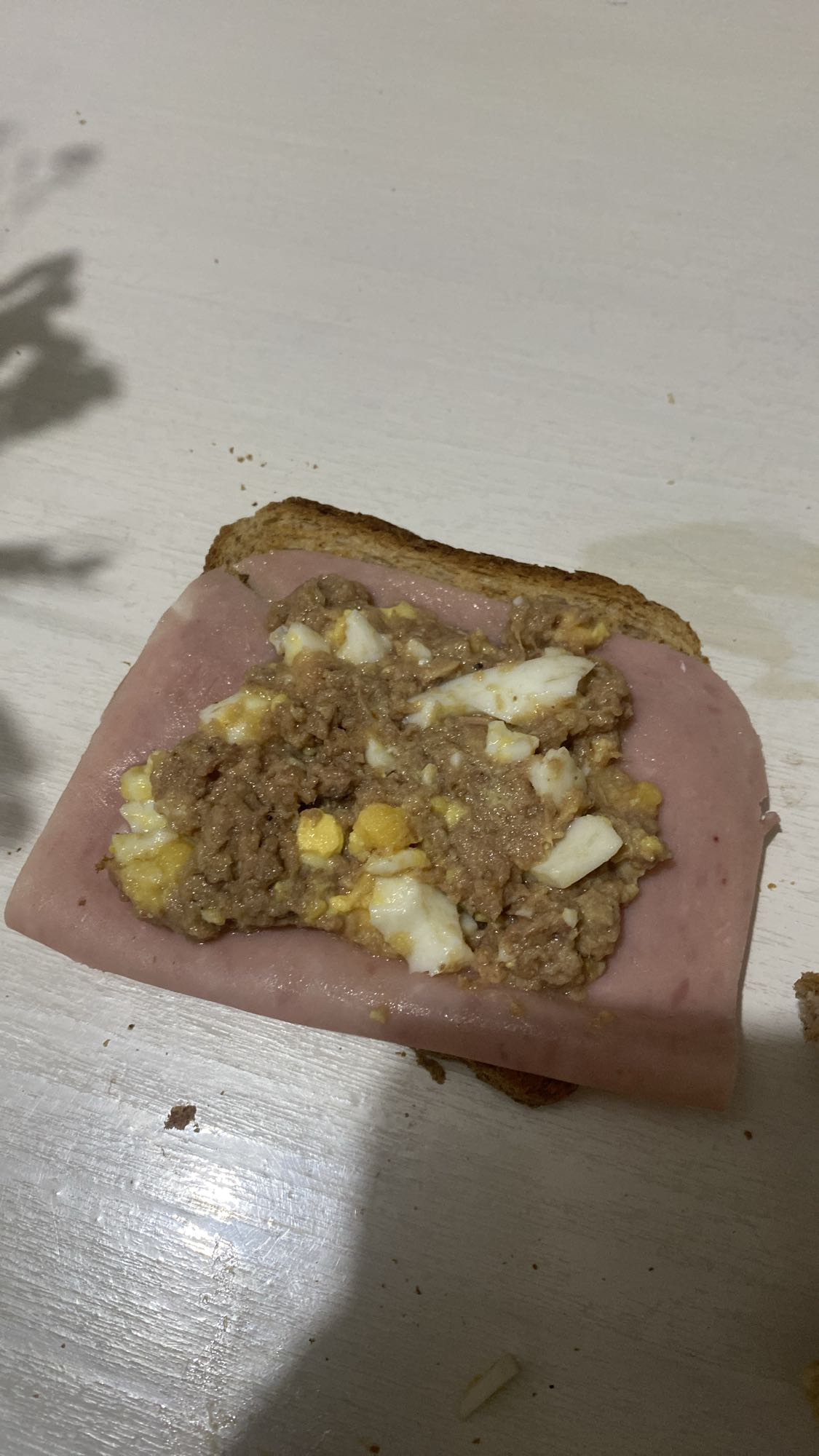 Tostada de atún y jamón