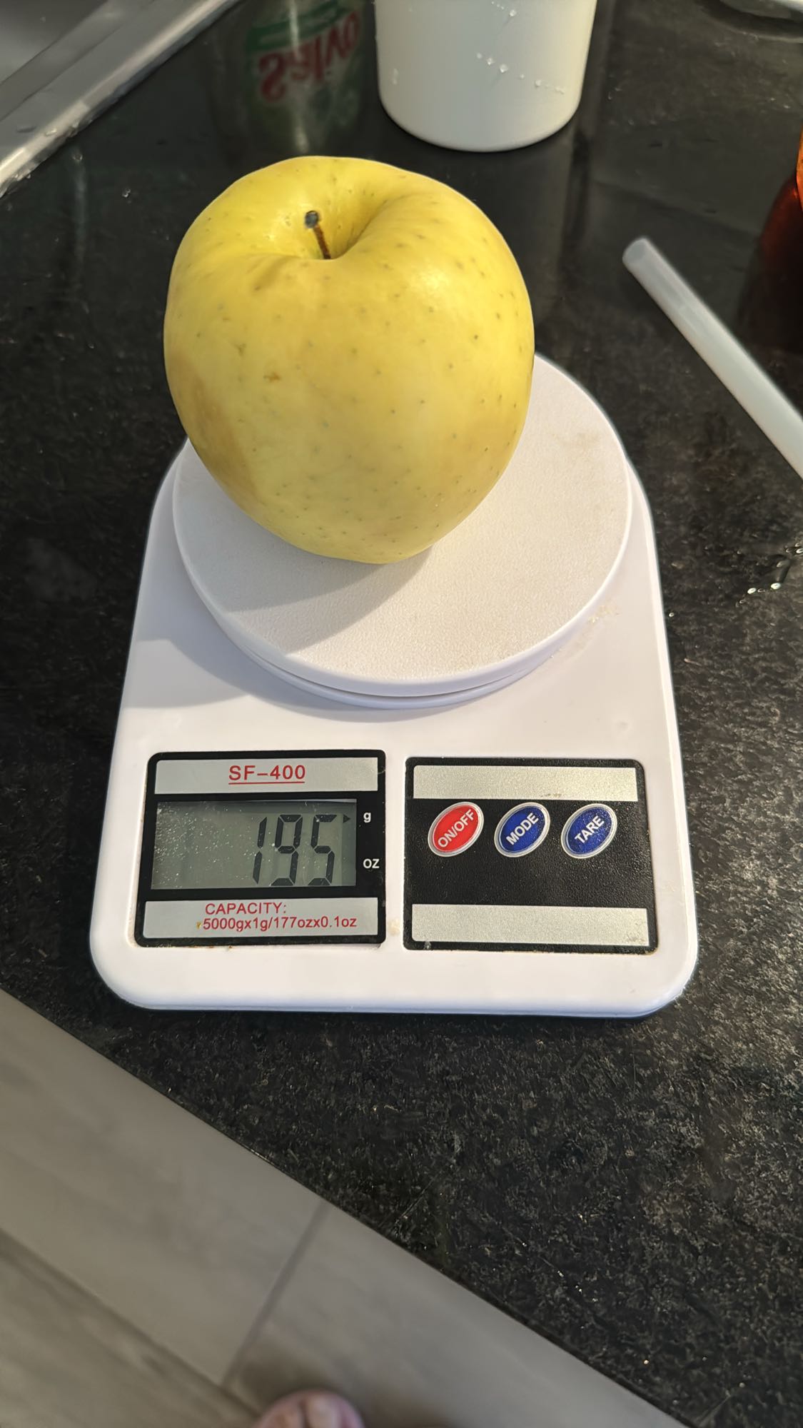 Жёлтое яблоко