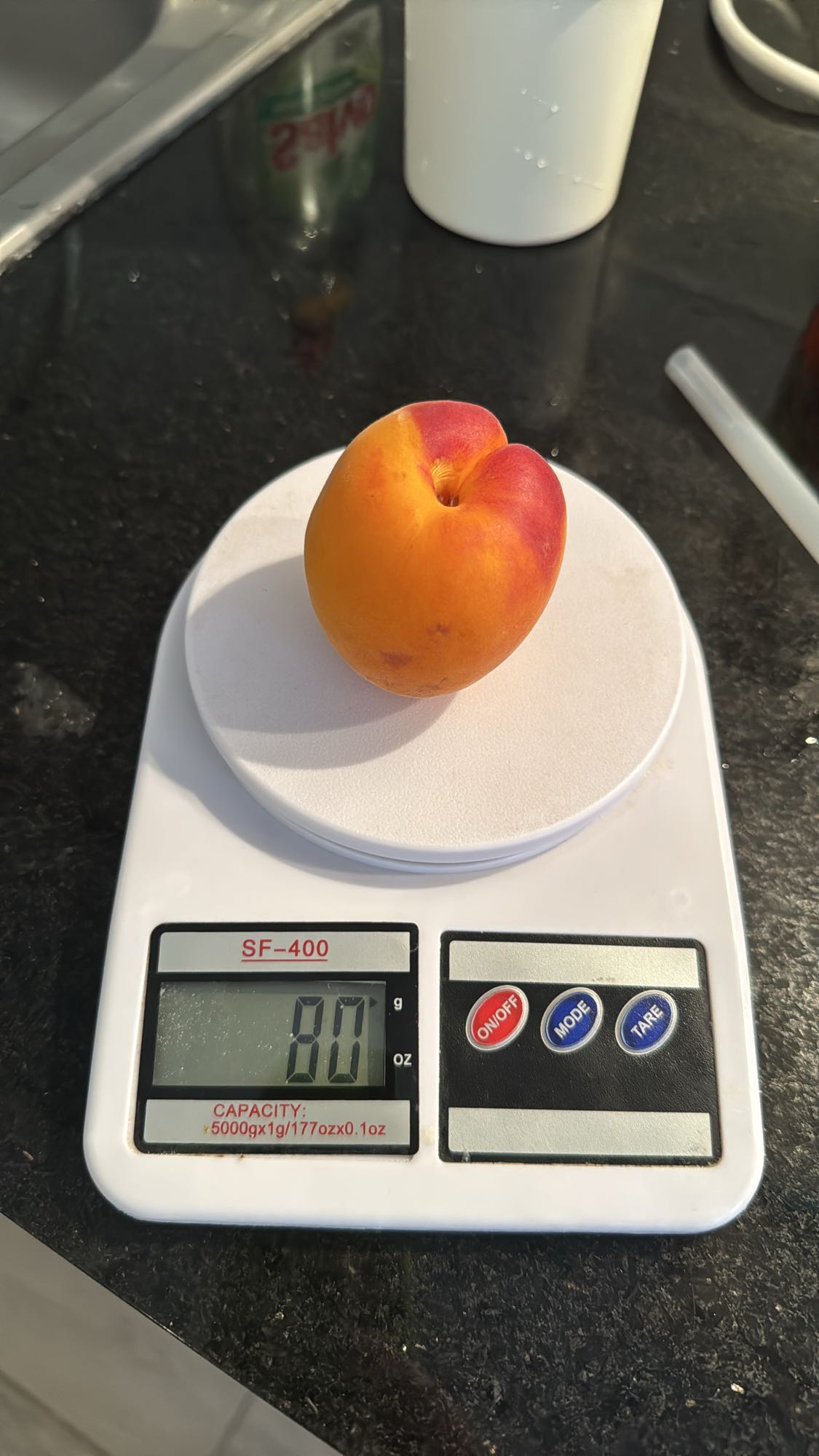 персик на весах