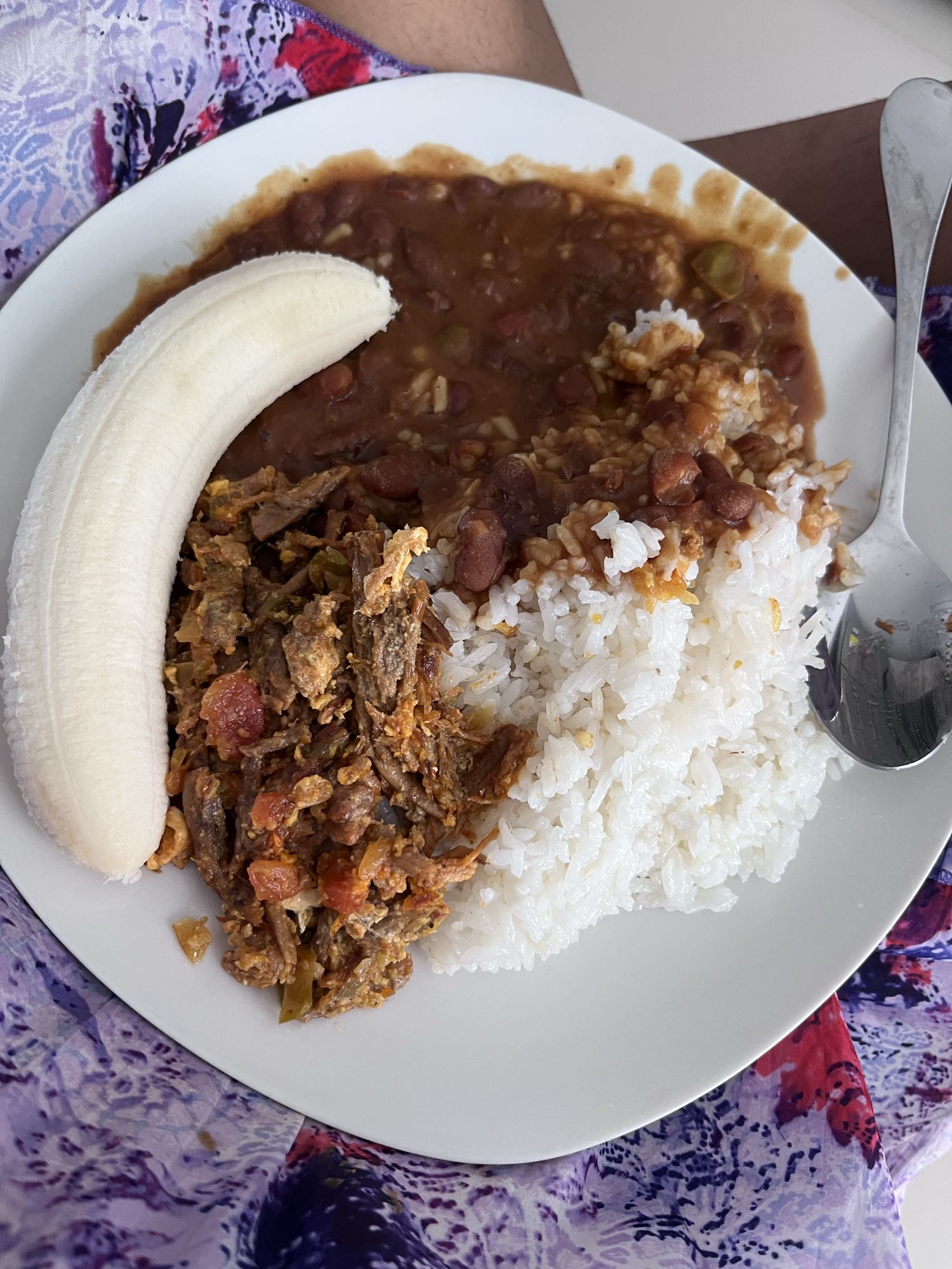 Arroz, frijoles, carne y plátano