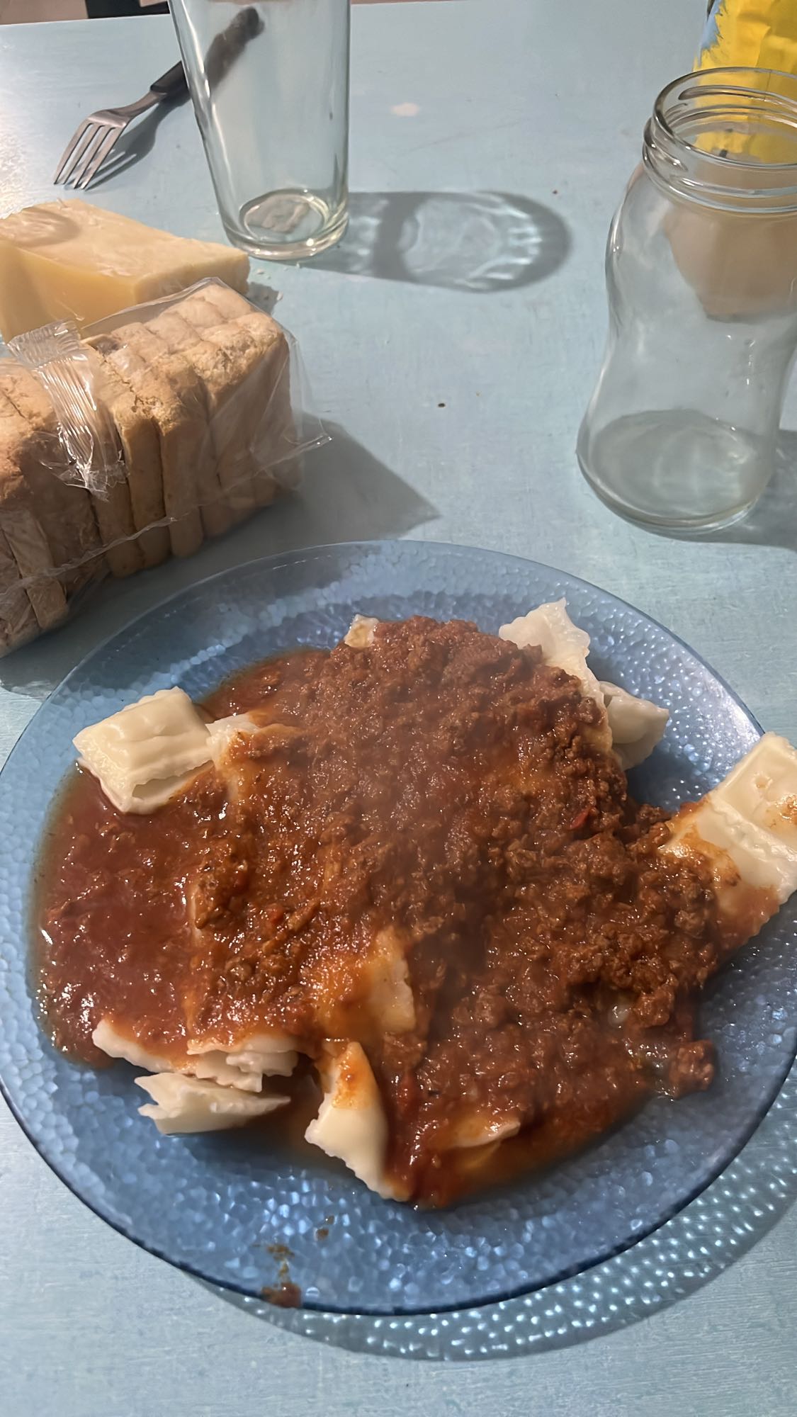 Lasaña con salsa boloñesa y pan