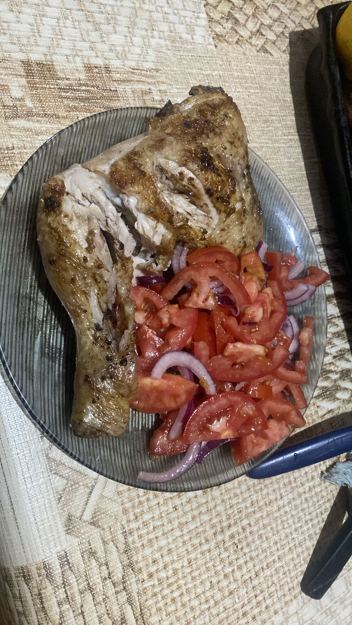 Pollo con ensalada fresca