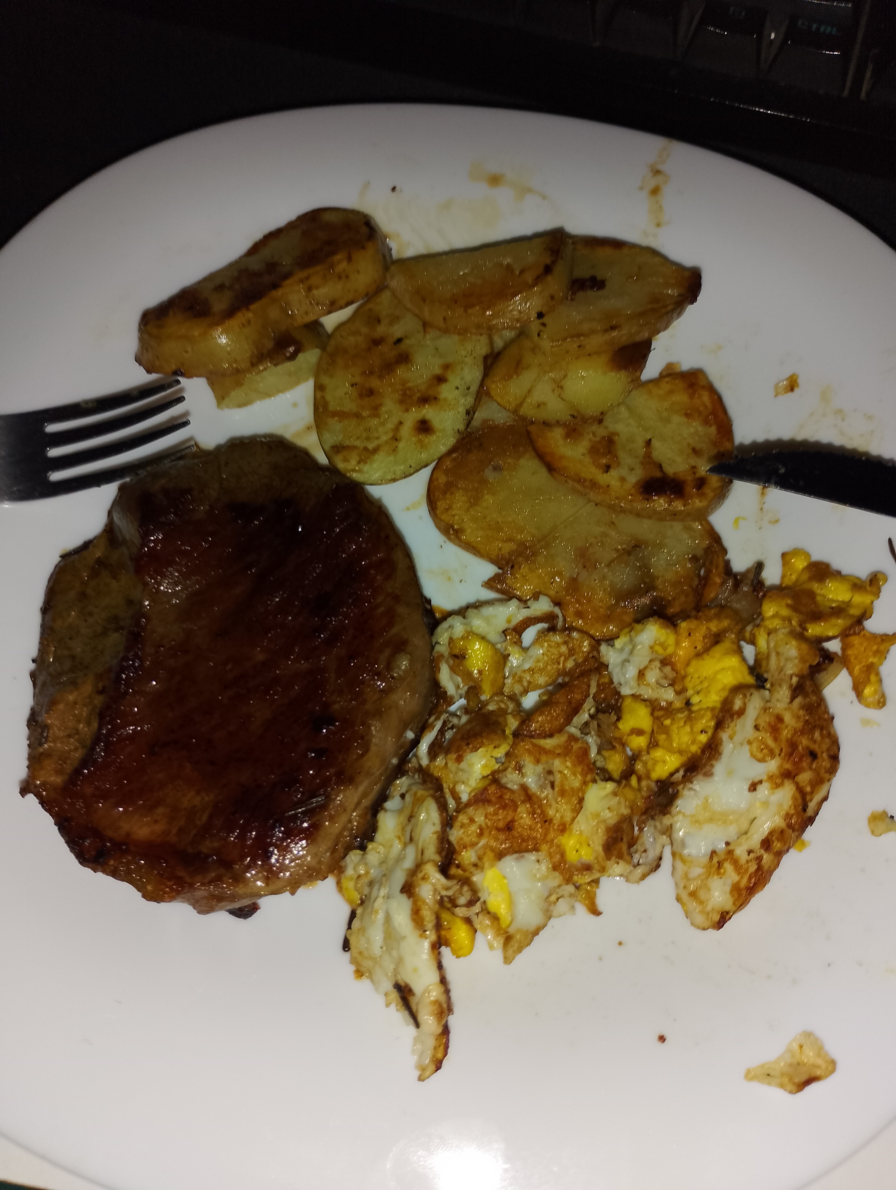 Carne, papas y huevo