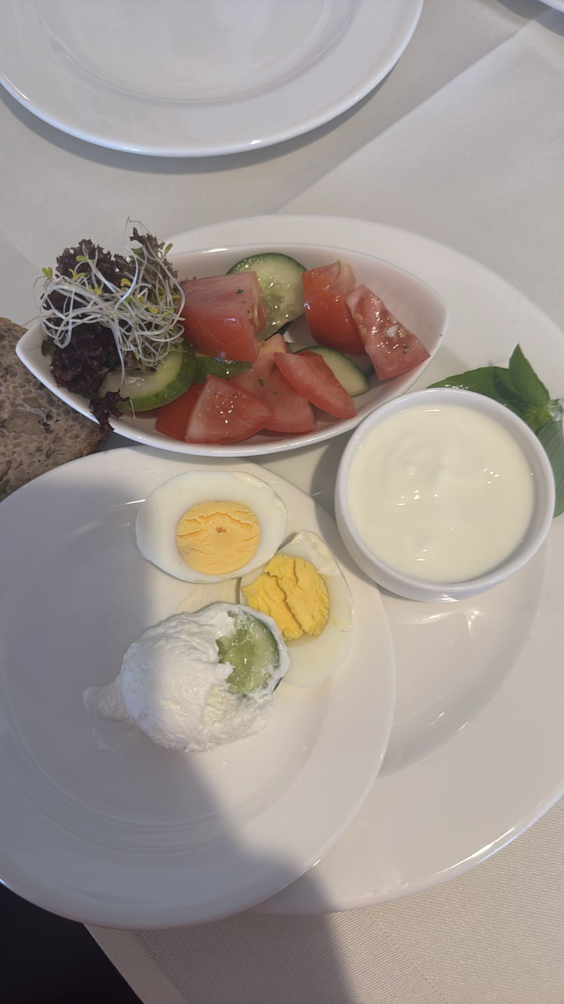 Śniadanie z jajkiem i jogurtem