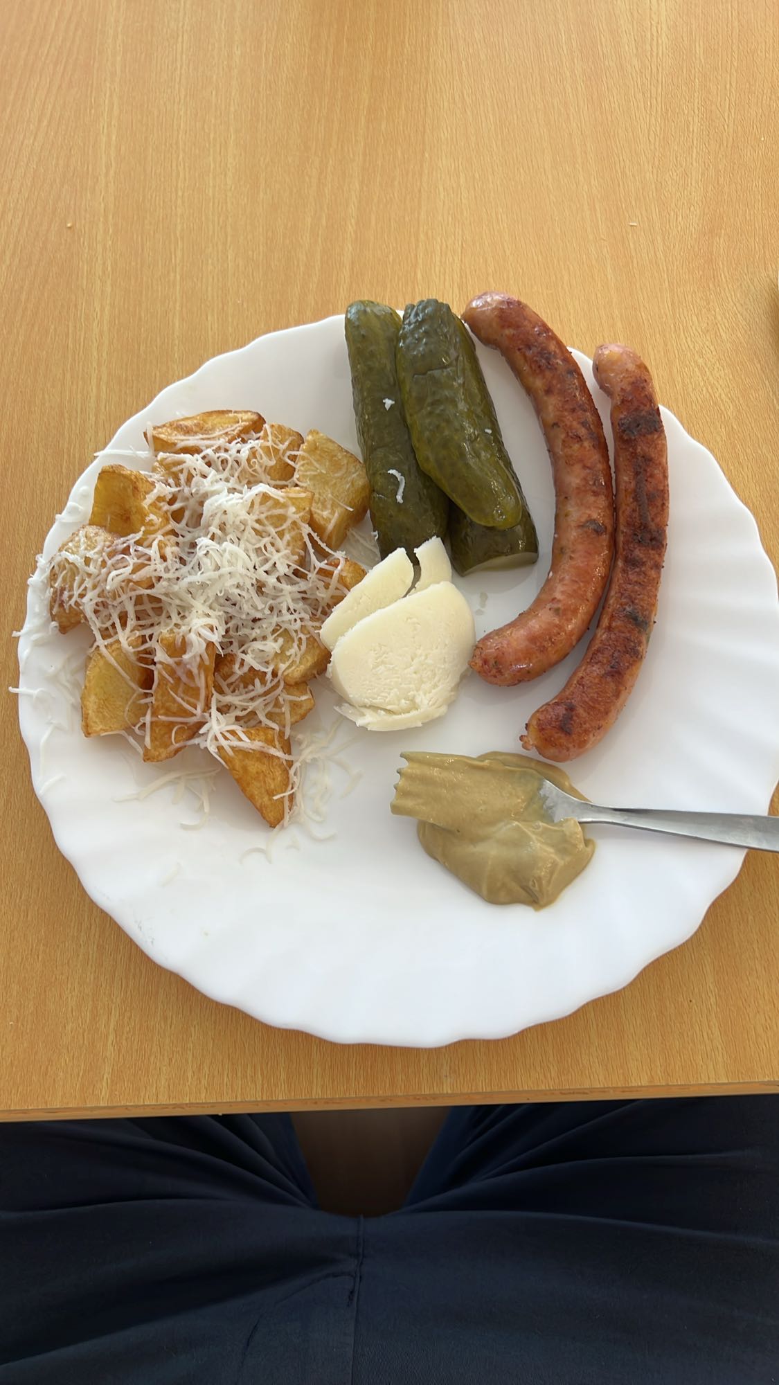 Cârnați cu cartofi prăjiți