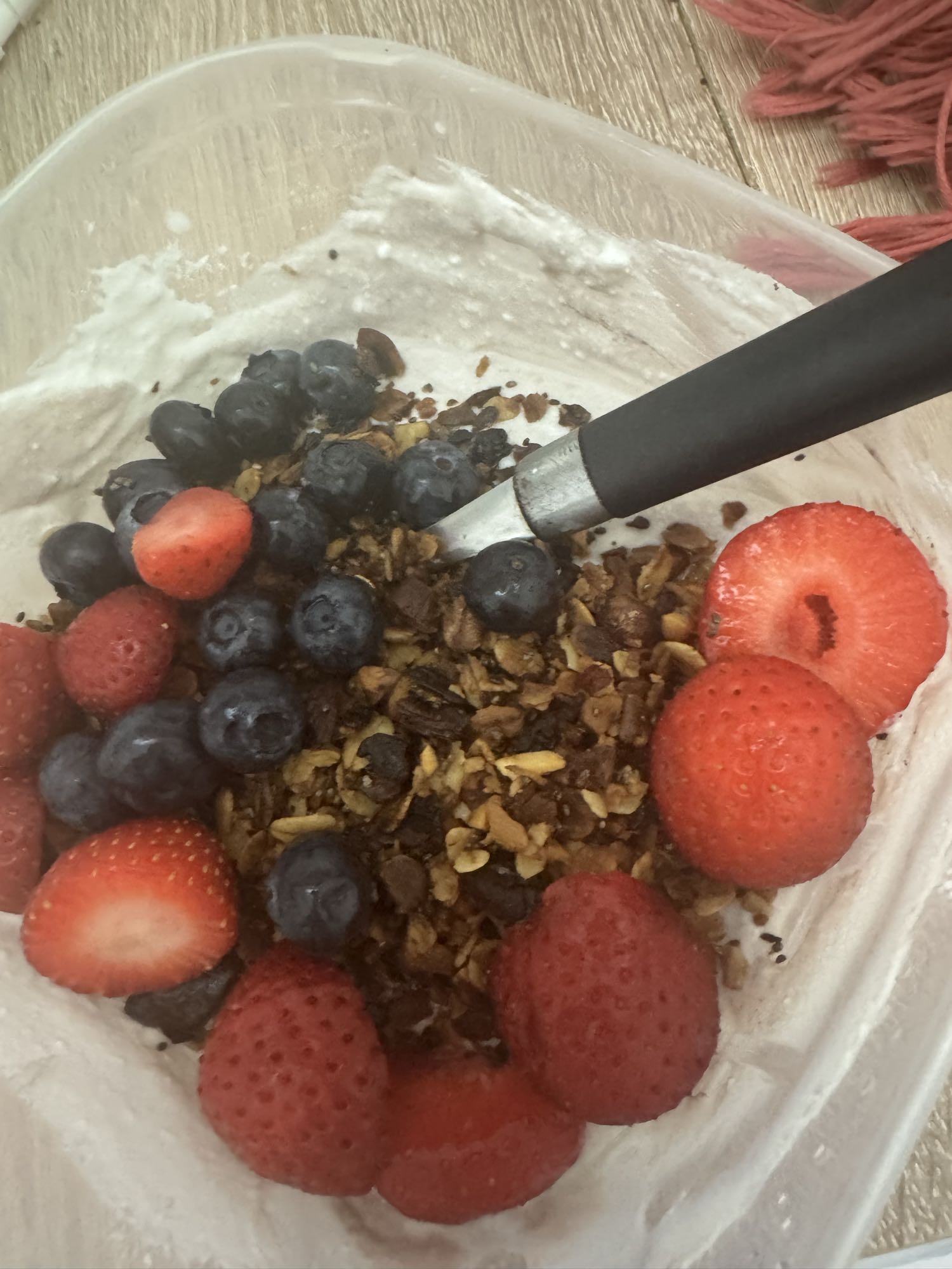 Joghurt mit Granola und Obst