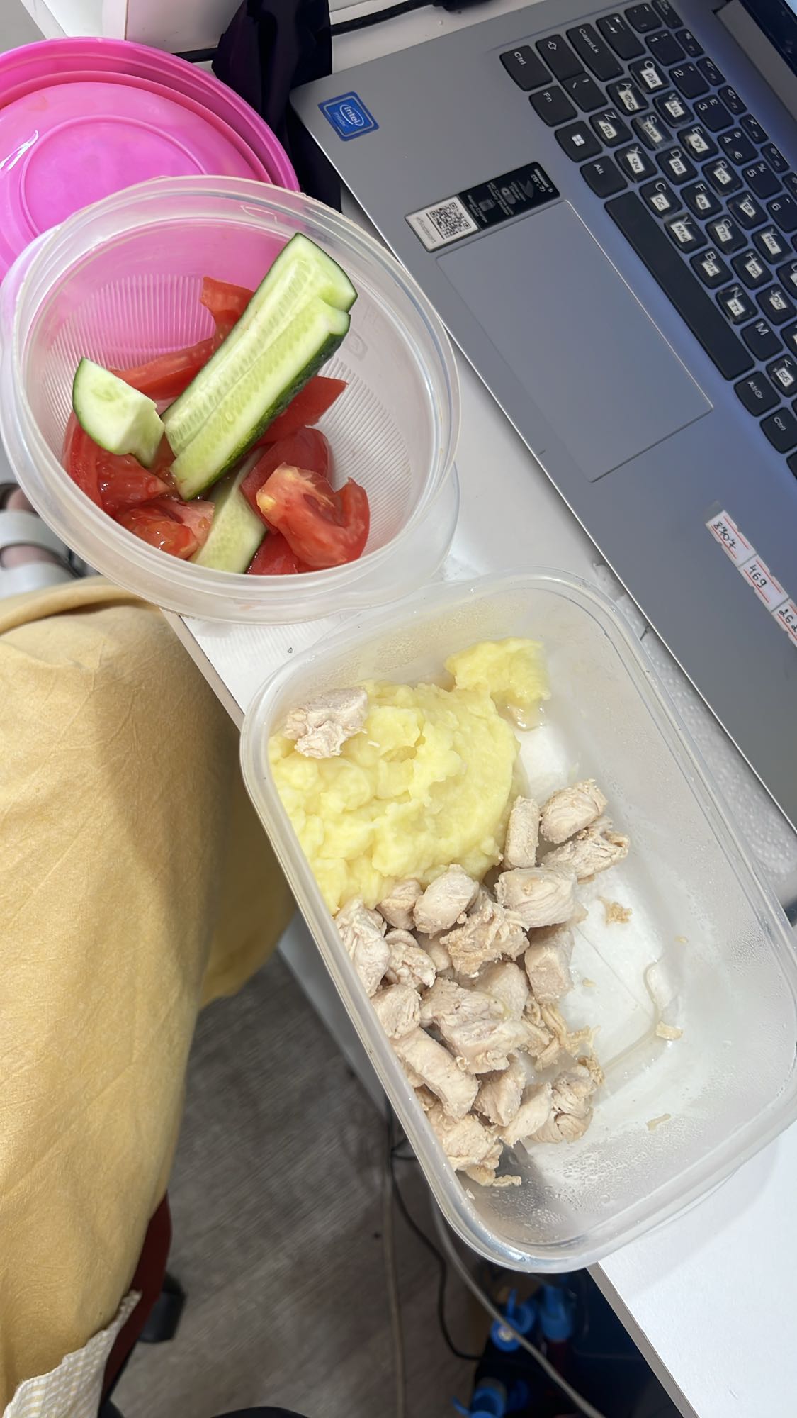 Курица с пюре и салатом