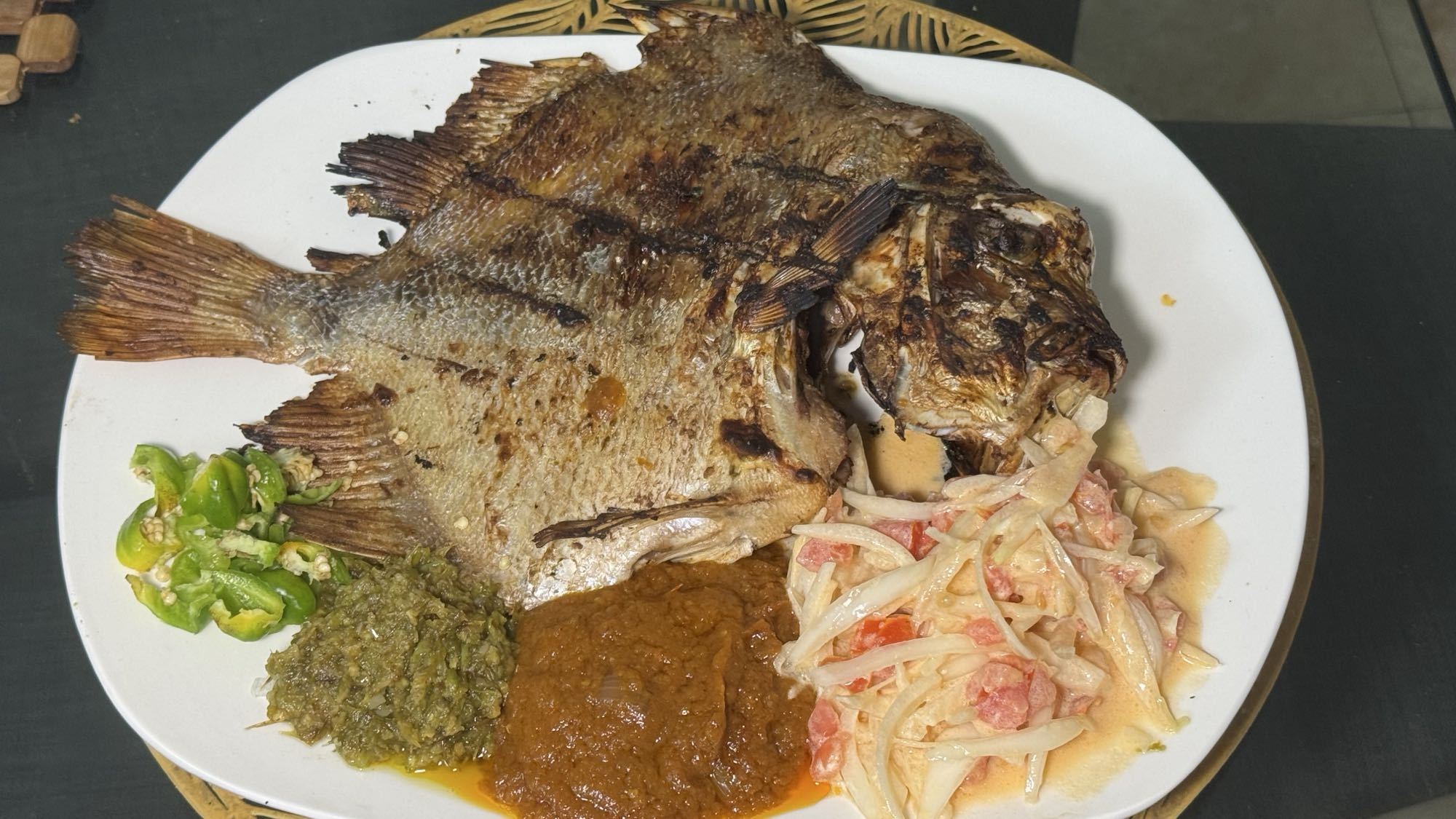 Poisson grillé et légumes