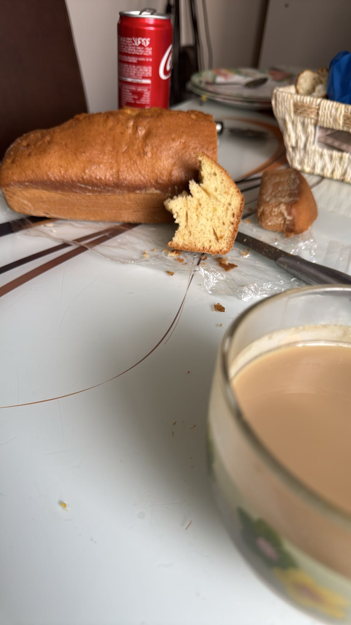 Gâteau et thé au lait