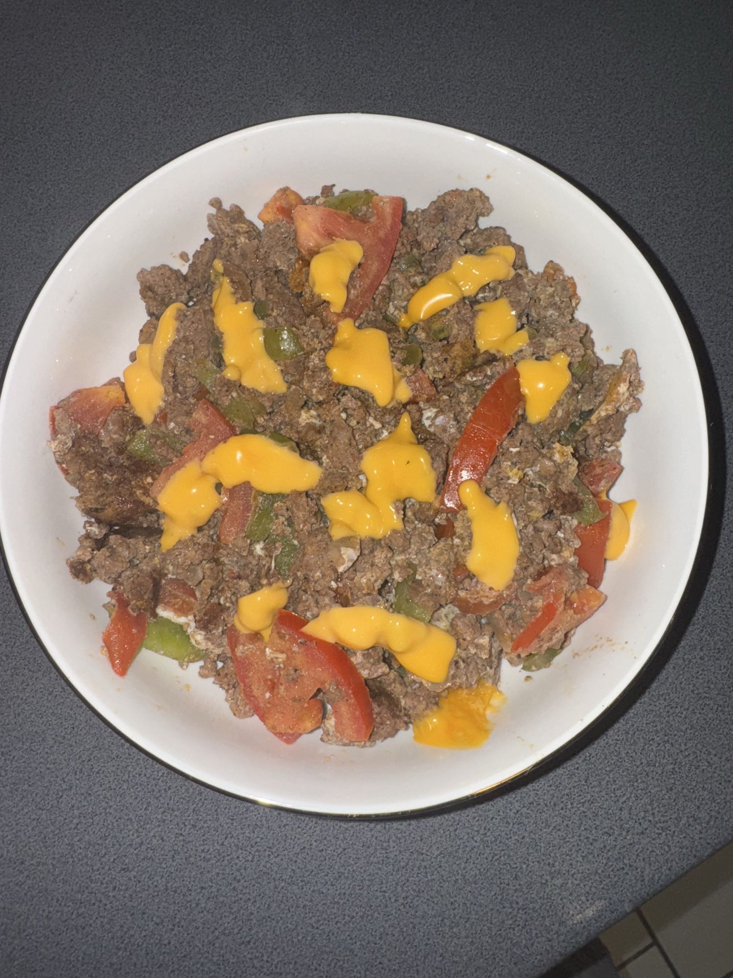 Hackfleisch mit Schmelzkäse, Gemüse, Vollkorn Wrap und 2 Rührei