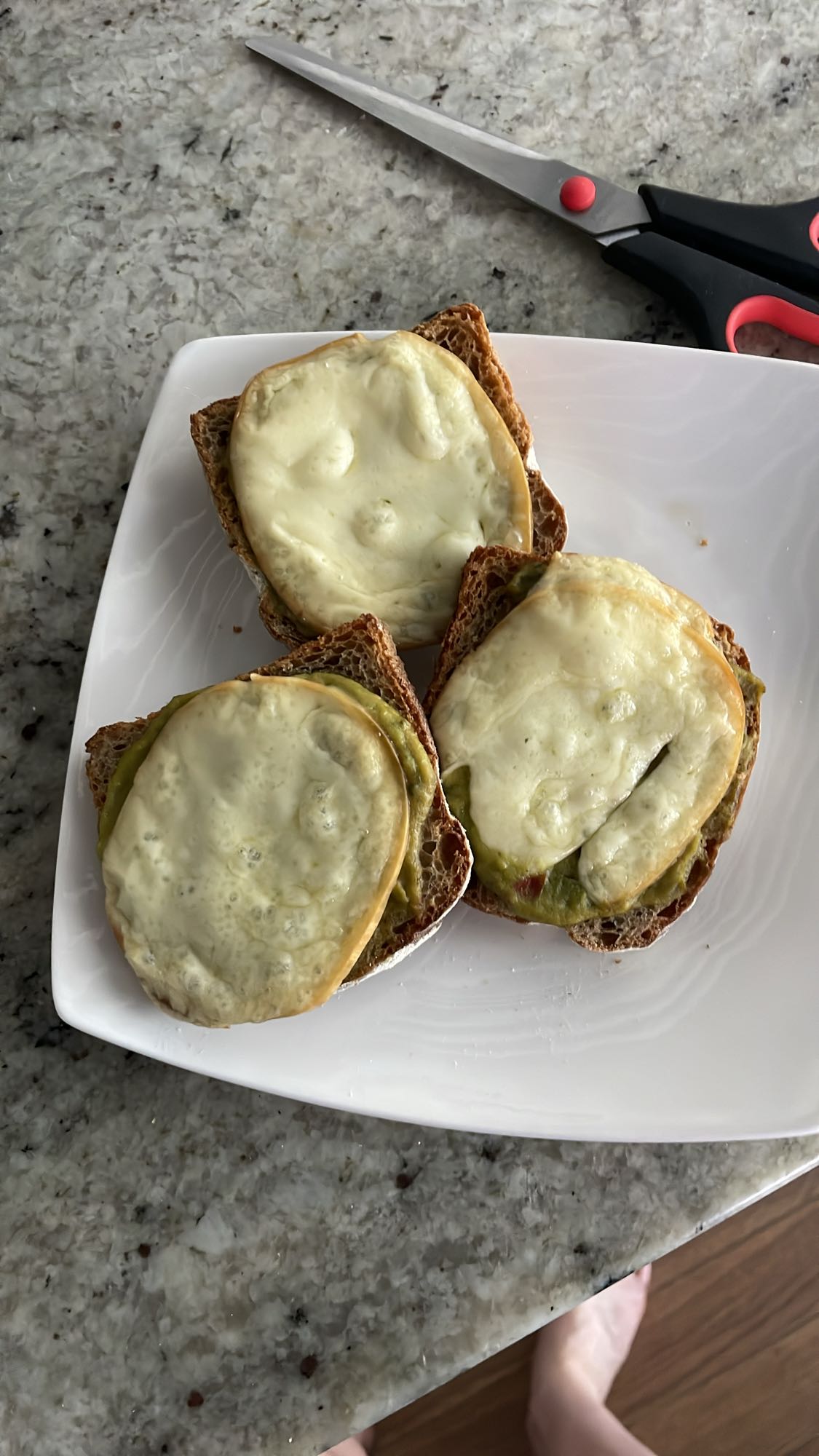 Tosty z serem i guacamole